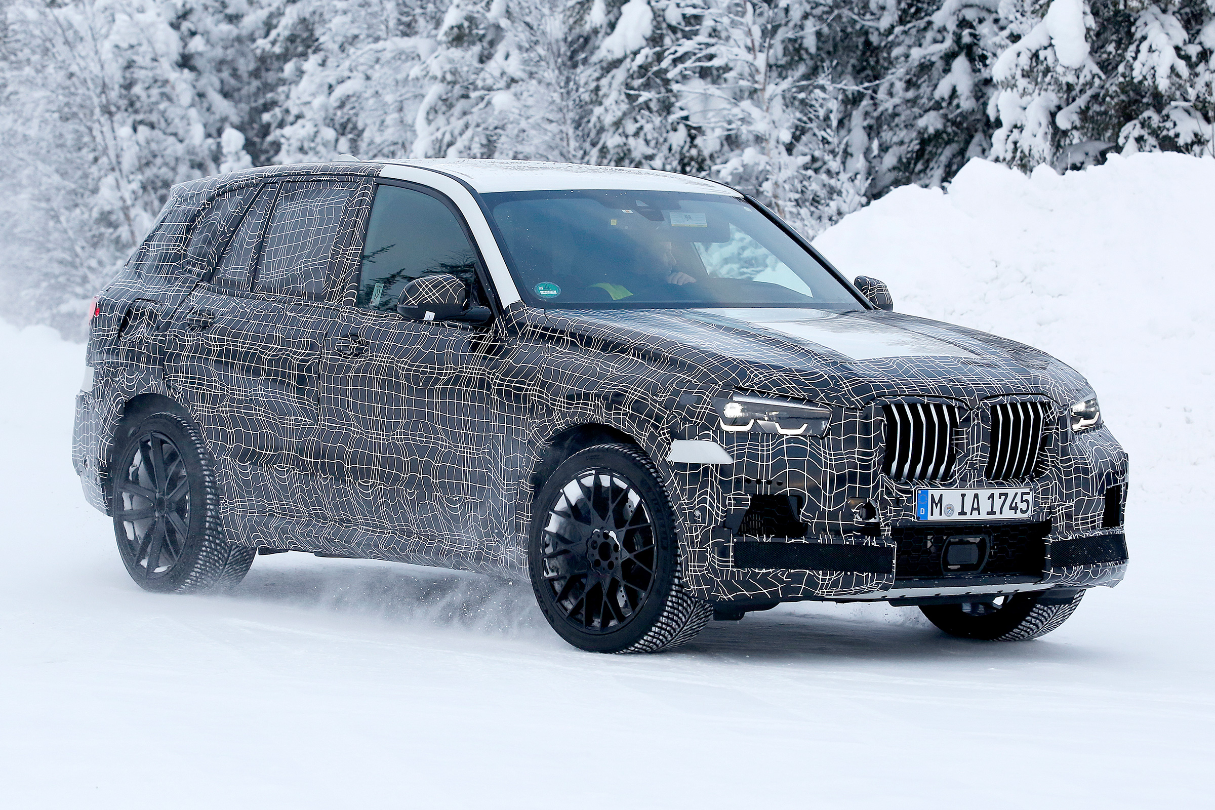 BMW X5 M spies – front quarter