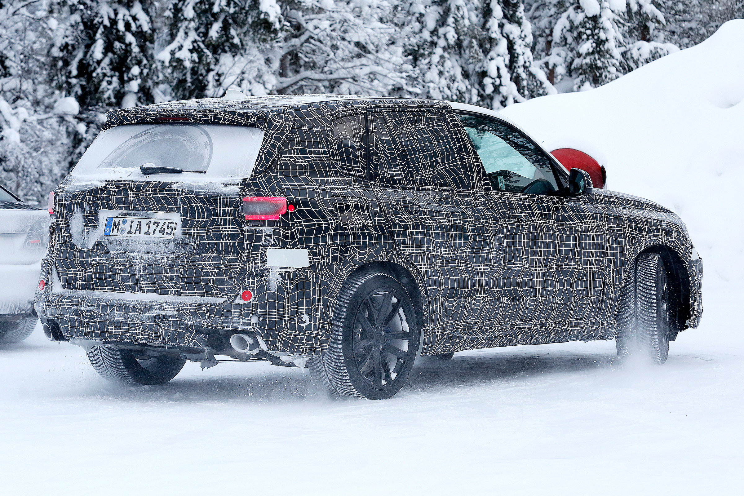 BMW X5 M spies – rear quarter