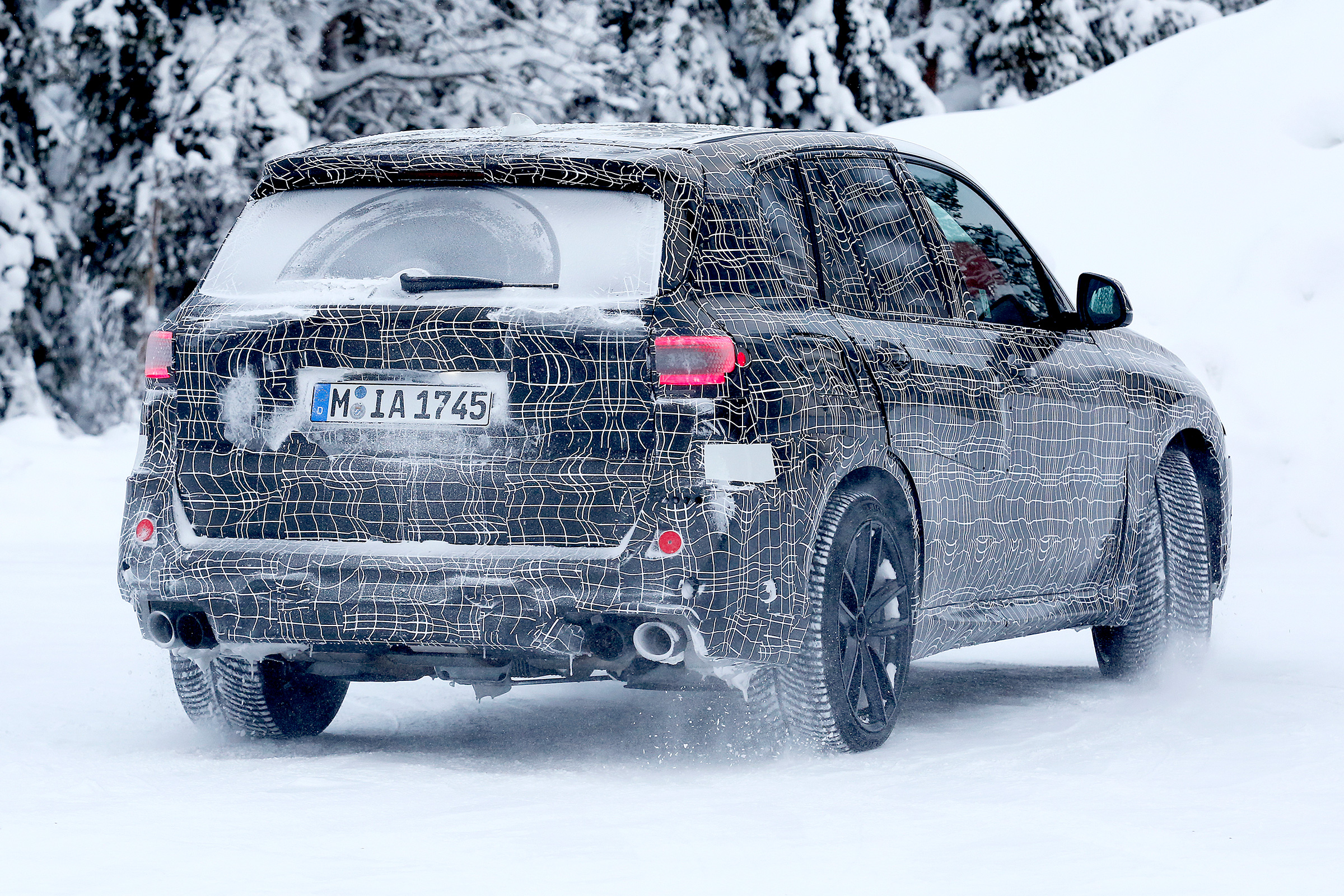 BMW X5 M spies – rear quarter