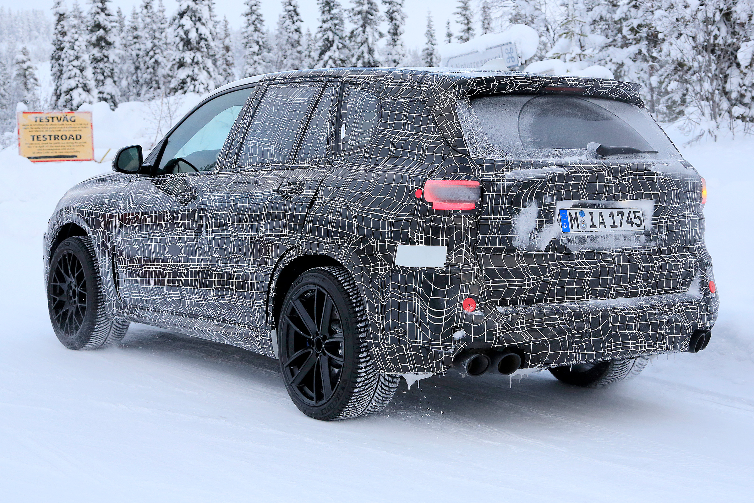 BMW X5 M spies – rear quarter