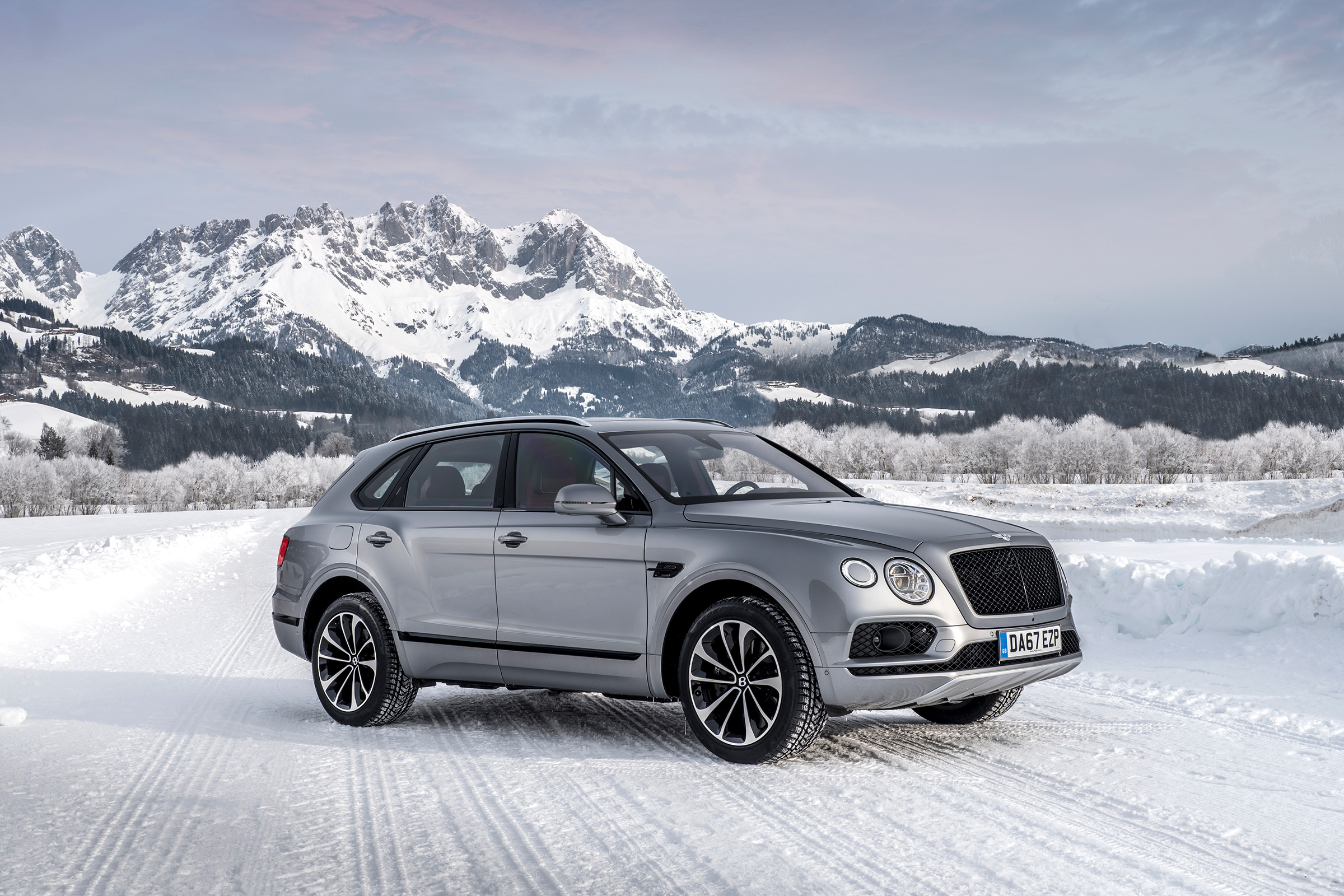 Bentley Bentayga V8 – front quarter