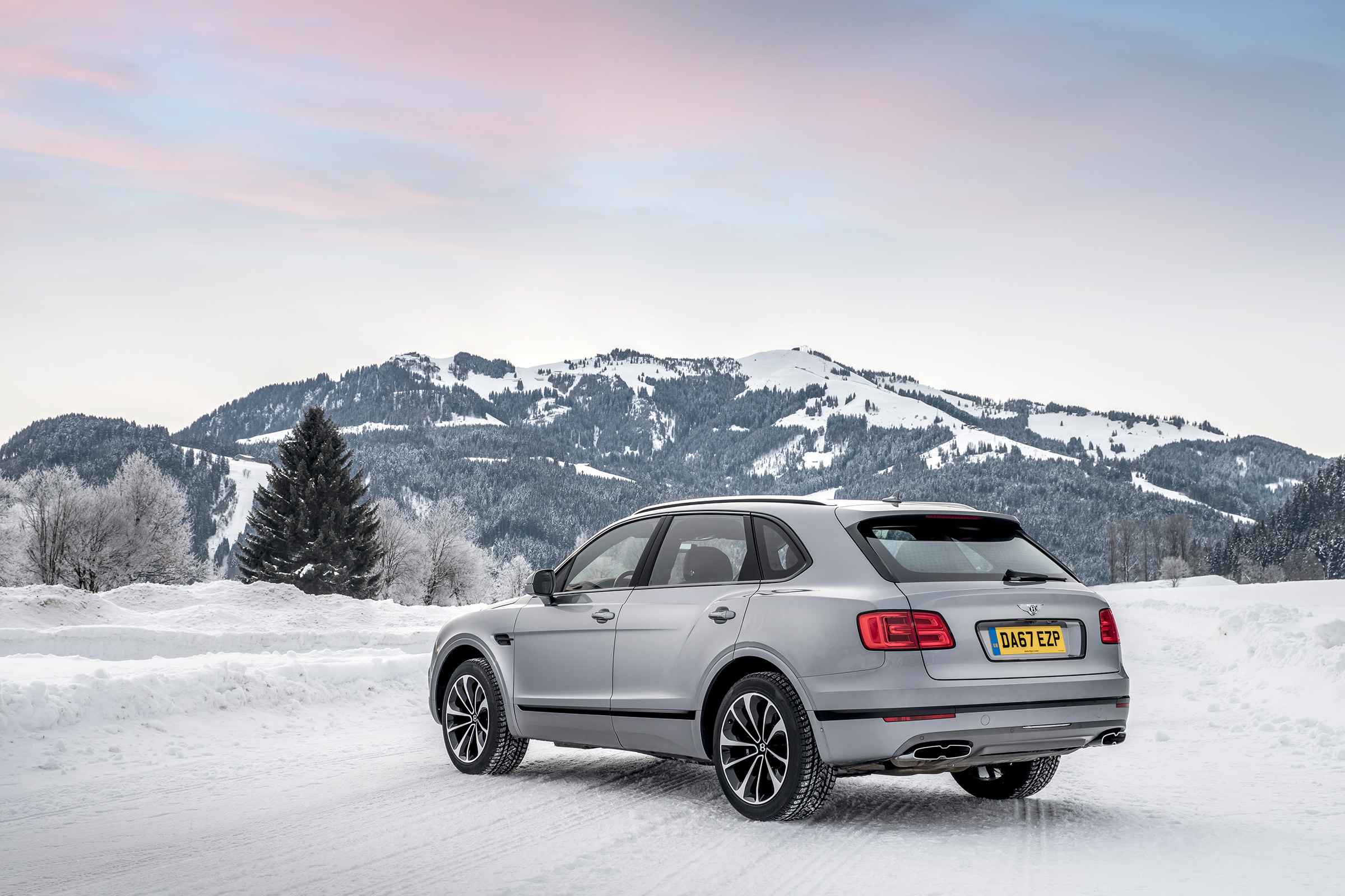 Bentley Bentayga V8 – rear quarter