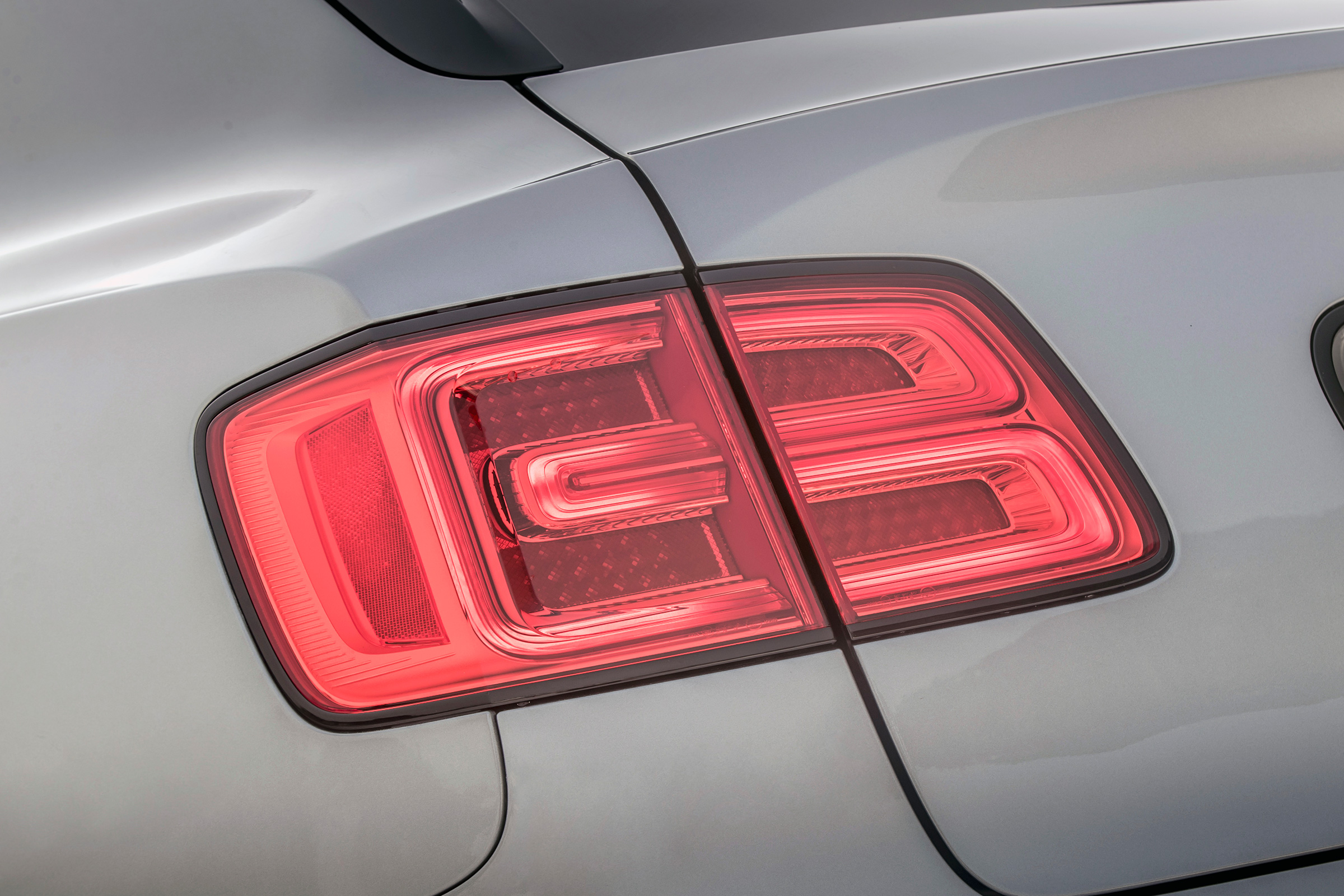 Bentley Bentayga V8 – rear light