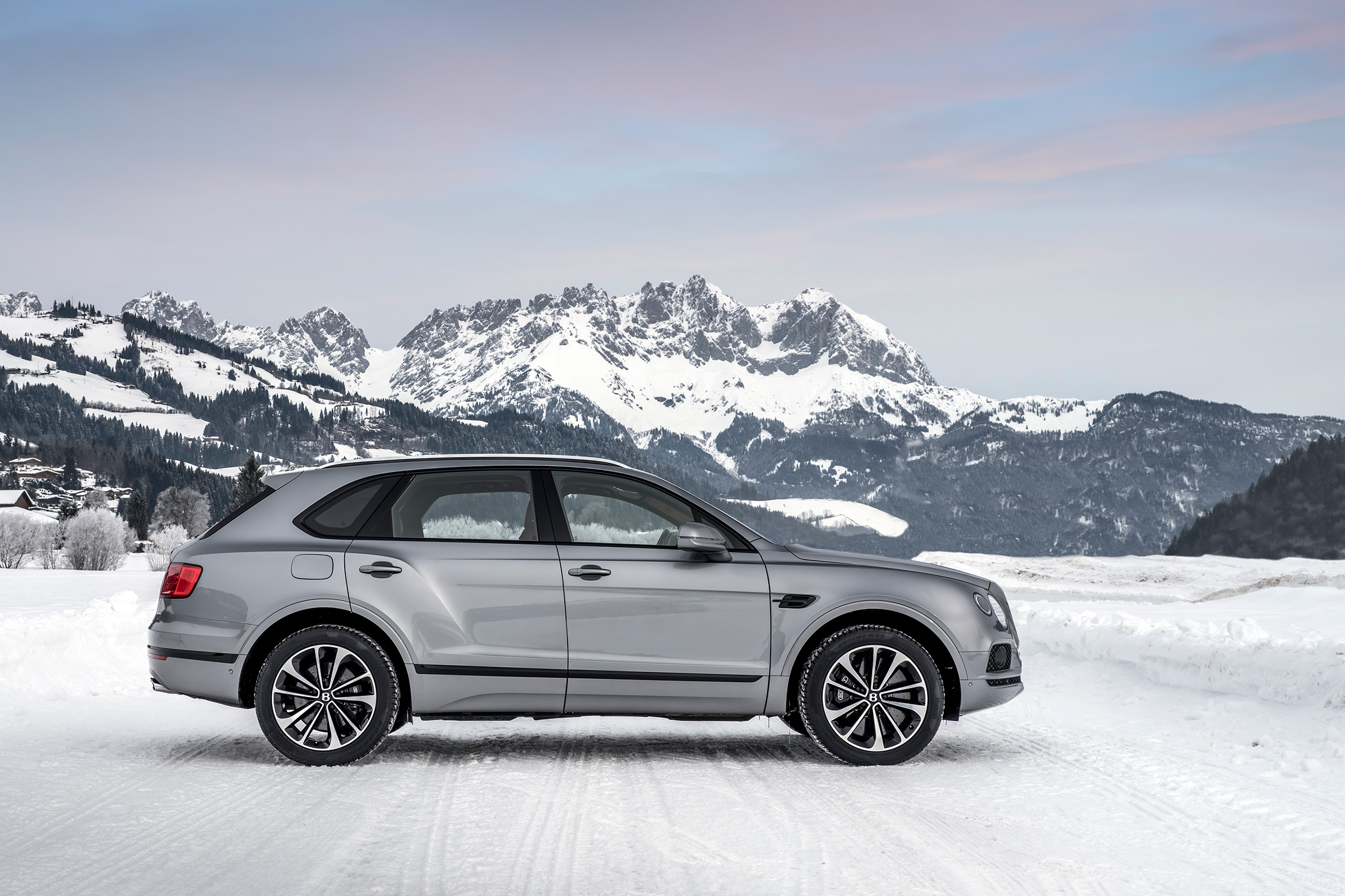 Bentley Bentayga V8 – side