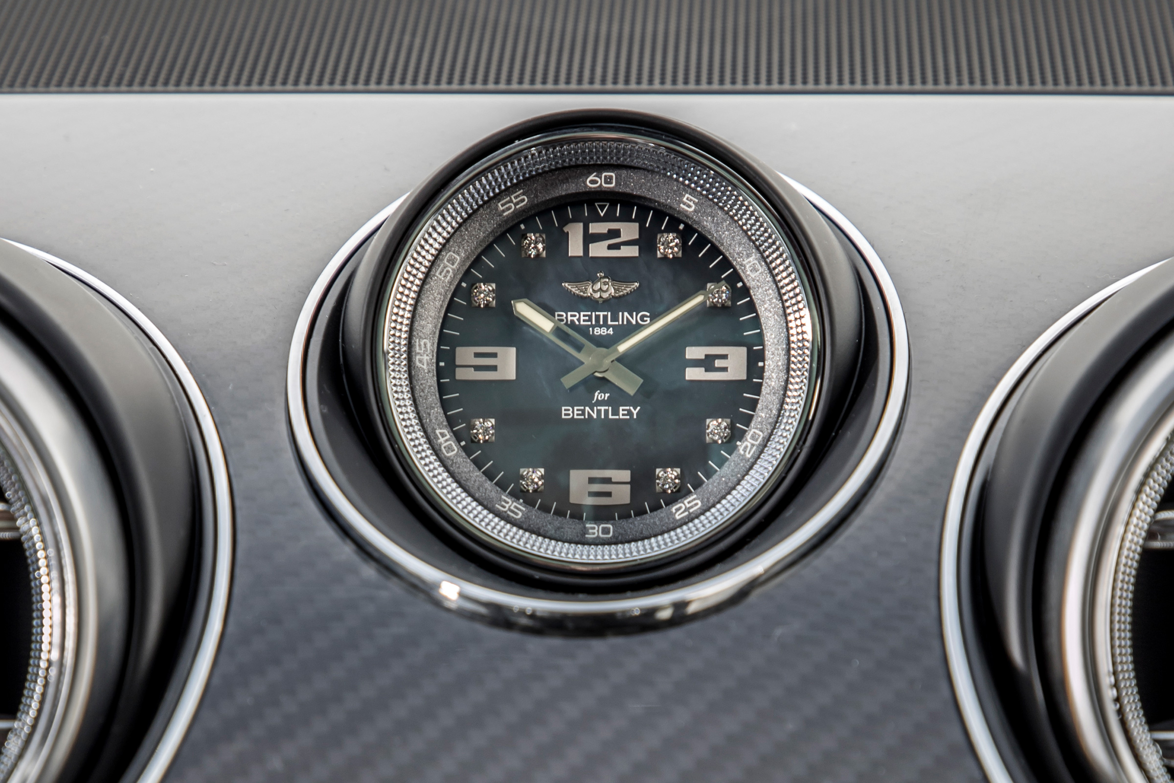 Bentley Bentayga V8 – Breitling clock