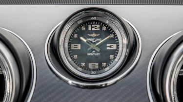 Bentley Bentayga V8 – Breitling clock