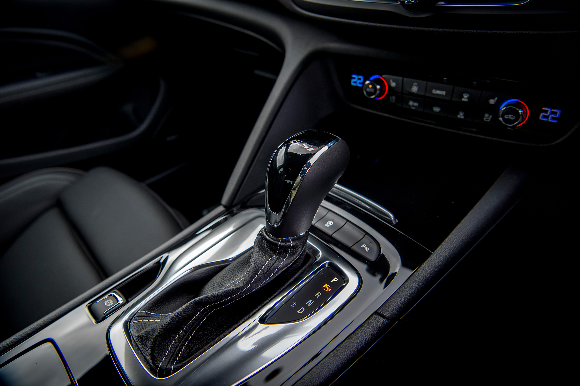 Vauxhall Insignia Grand Sport GSi BiTurbo – gear lever