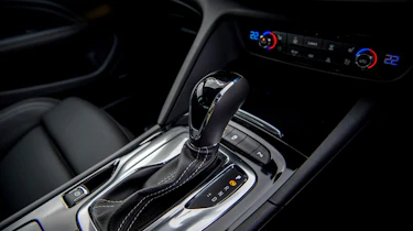 Vauxhall Insignia Grand Sport GSi BiTurbo – gear lever