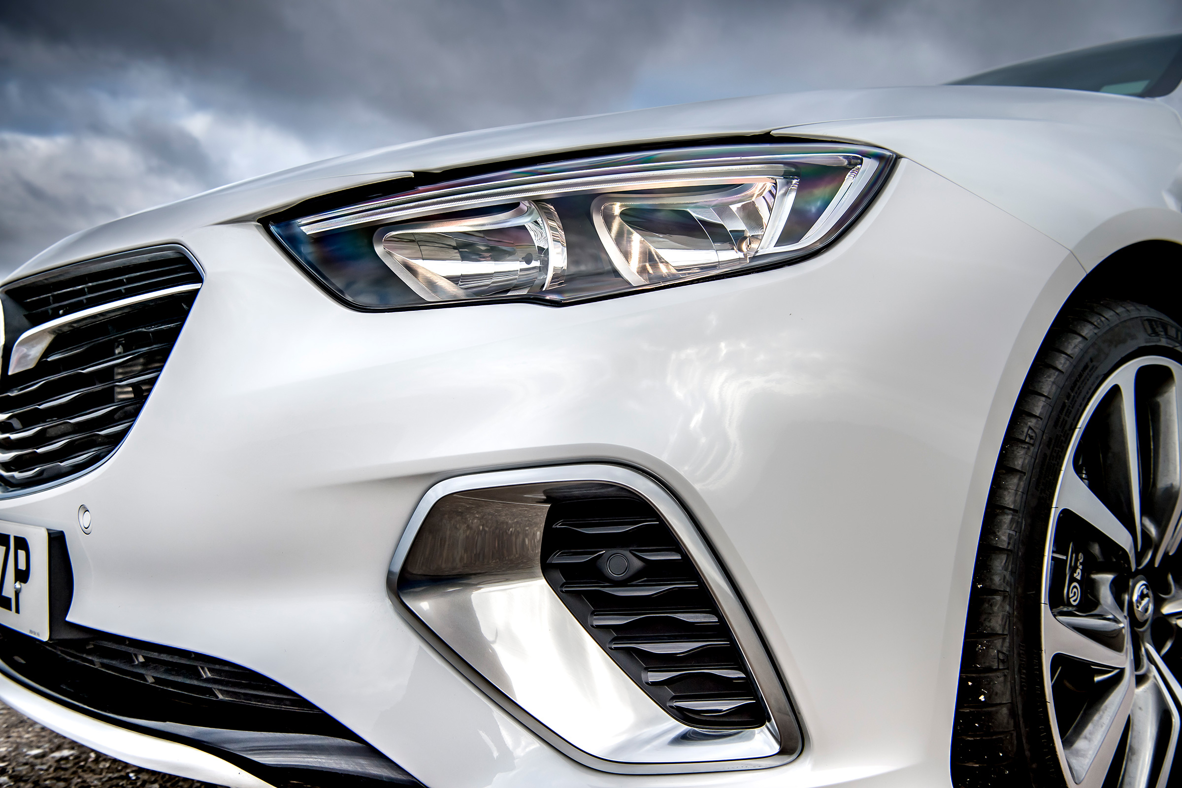 Vauxhall Insignia Grand Sport GSi BiTurbo – headlgiht