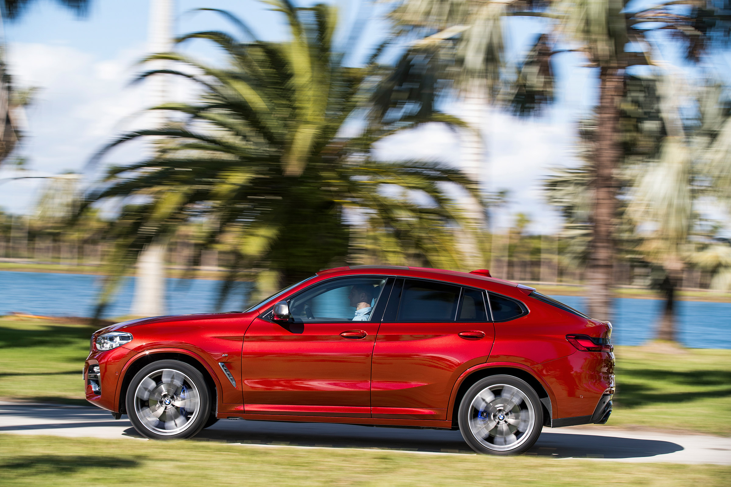 BMW X4 M40d - side