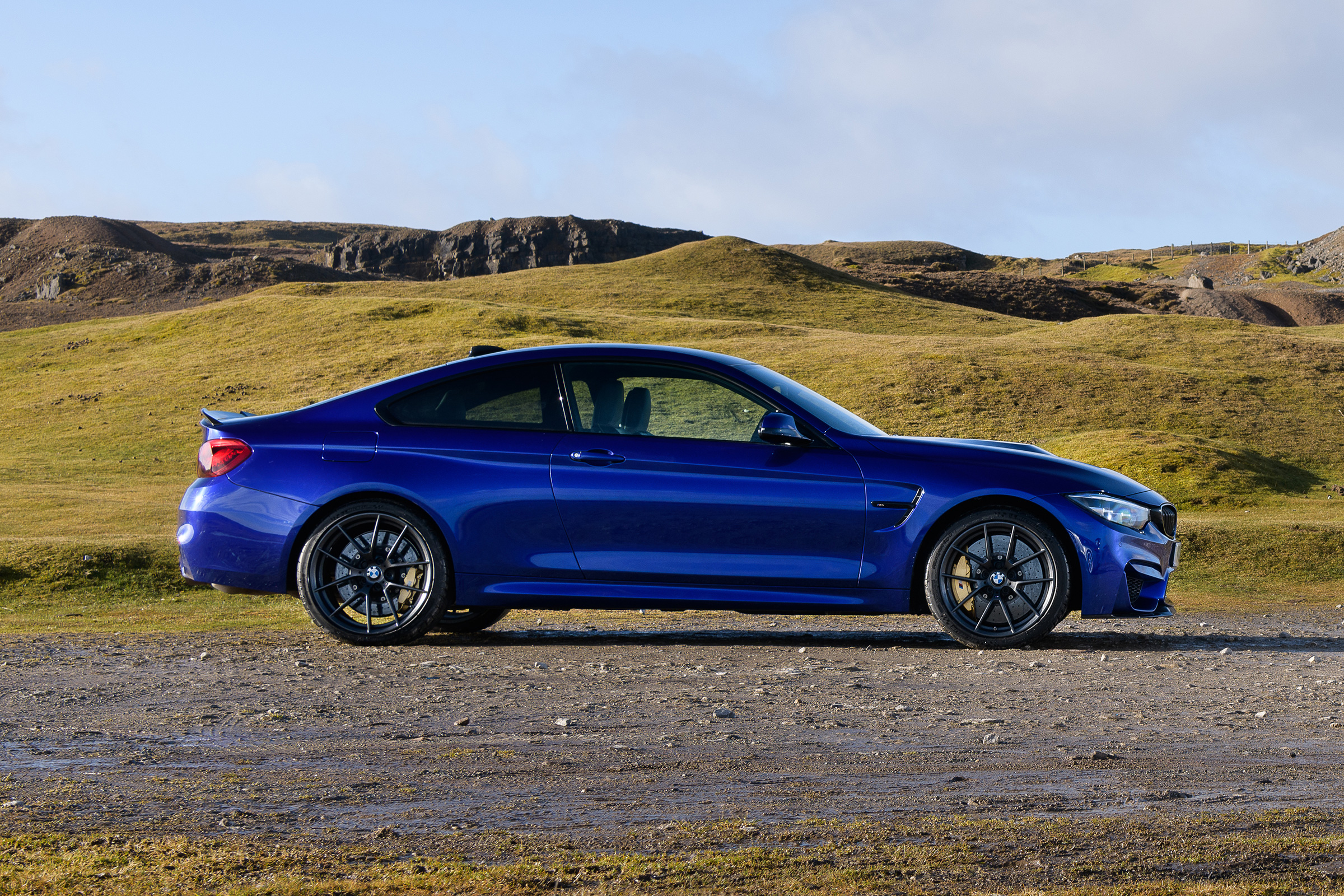 BMW M4 CS – side