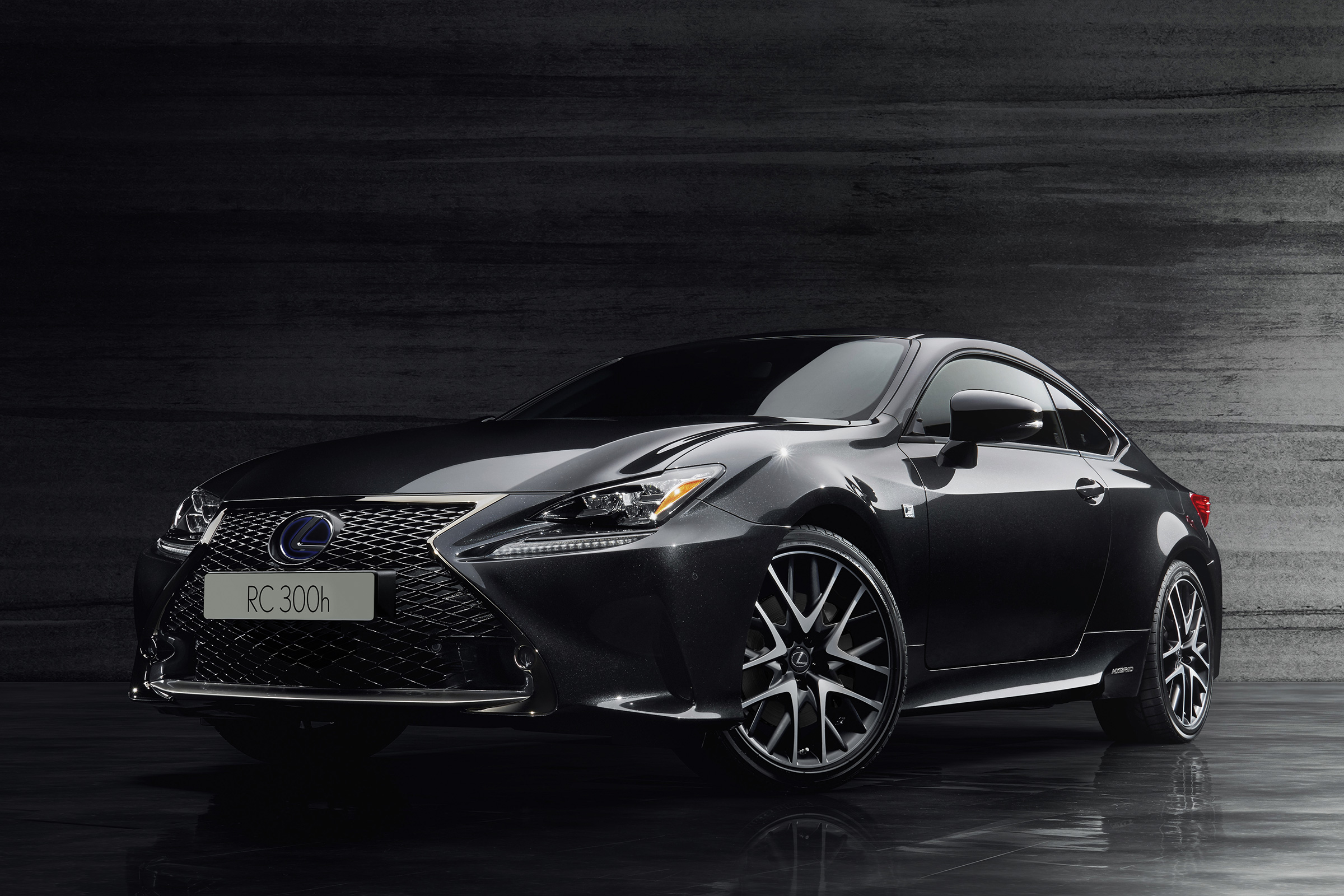 Lexus RC300h F Sport Black Edition – front quarter