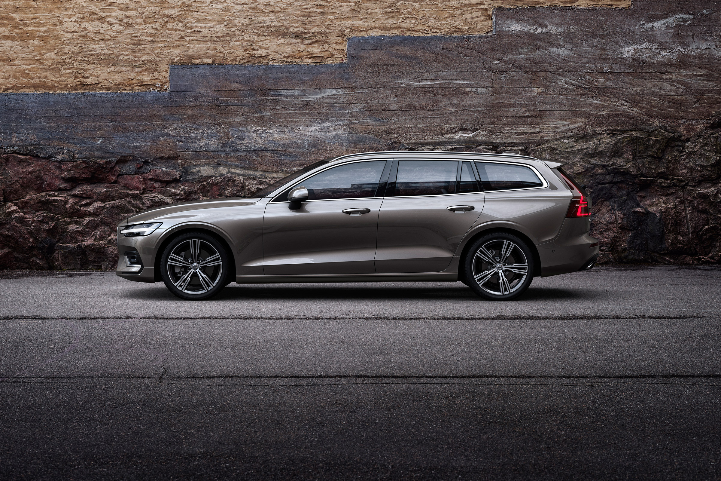 Volvo V60 press - side