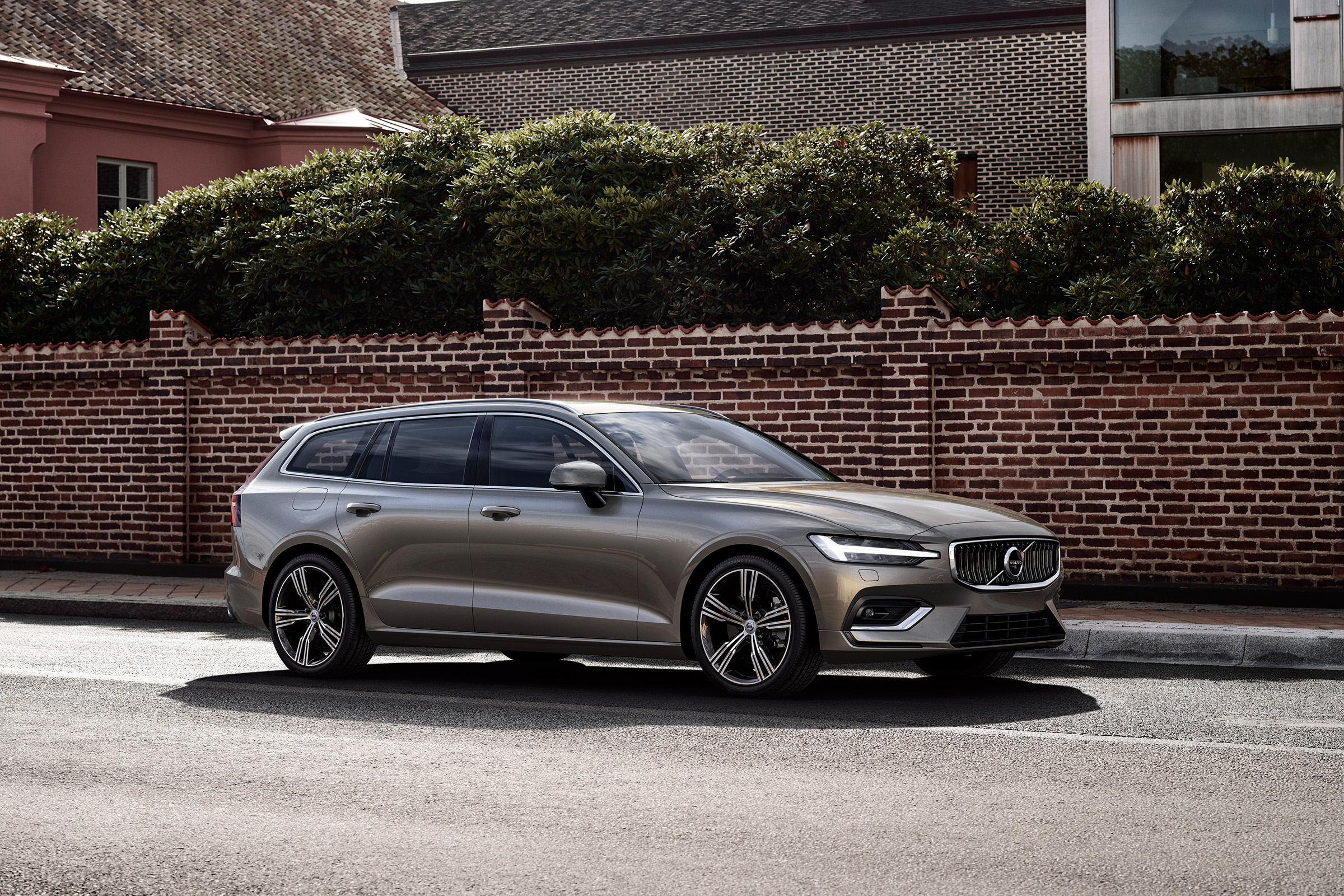 Volvo V60 press - front driving