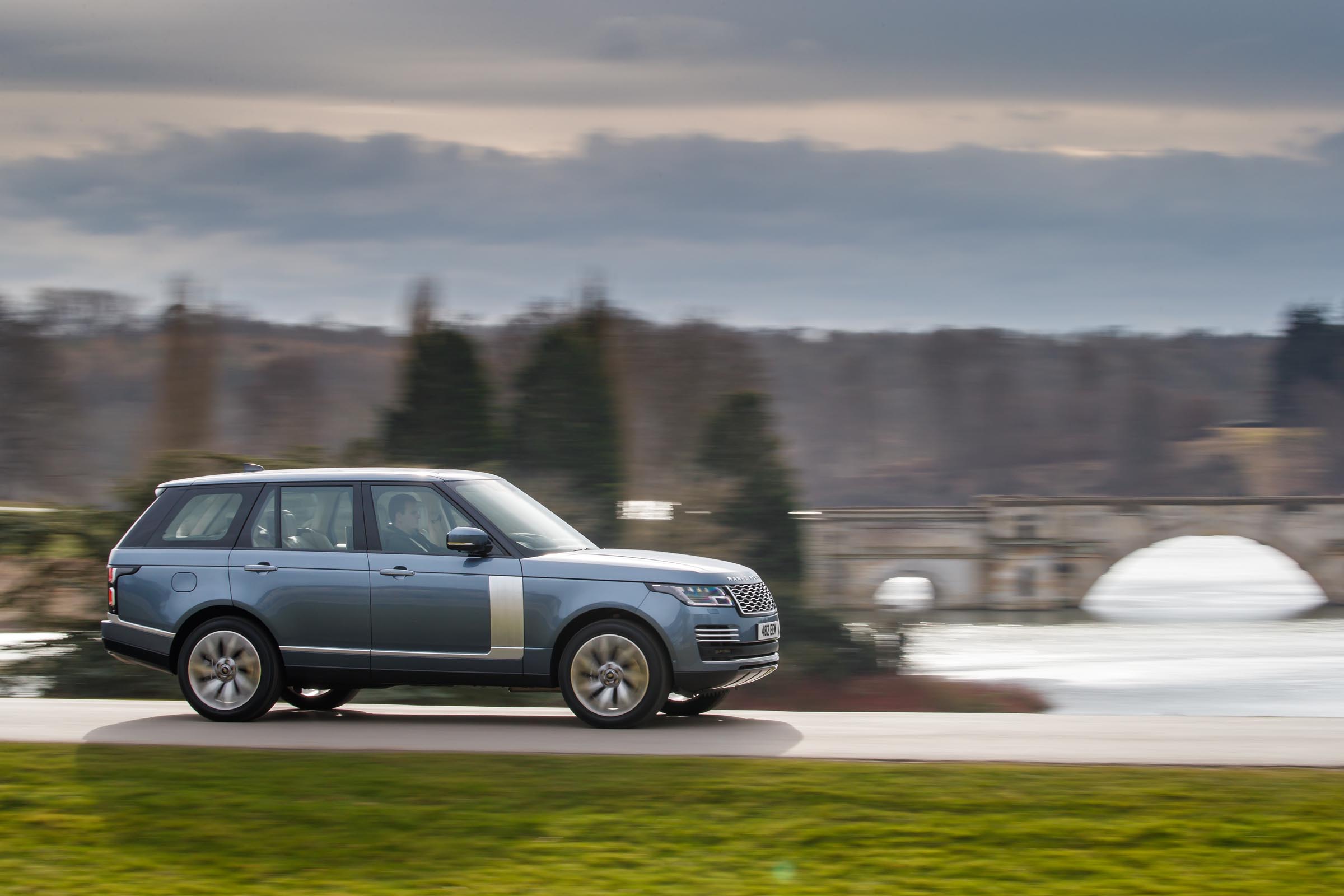 Range Rover P400e PHEV side