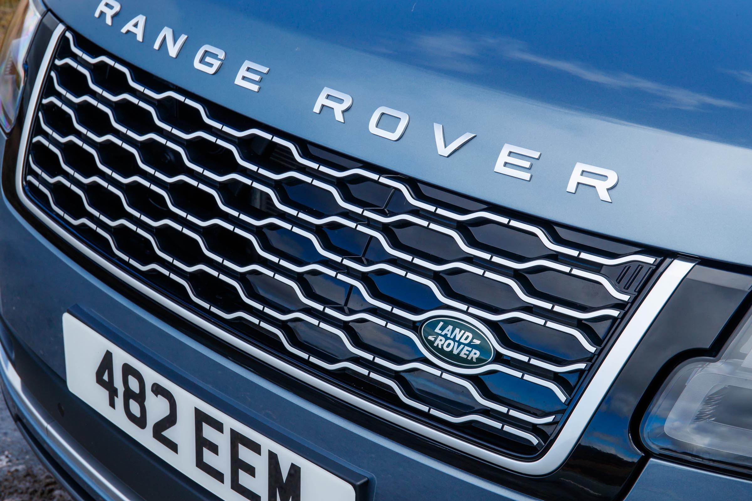 Range Rover P400e PHEV grille