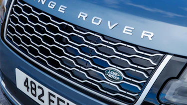Range Rover P400e PHEV grille