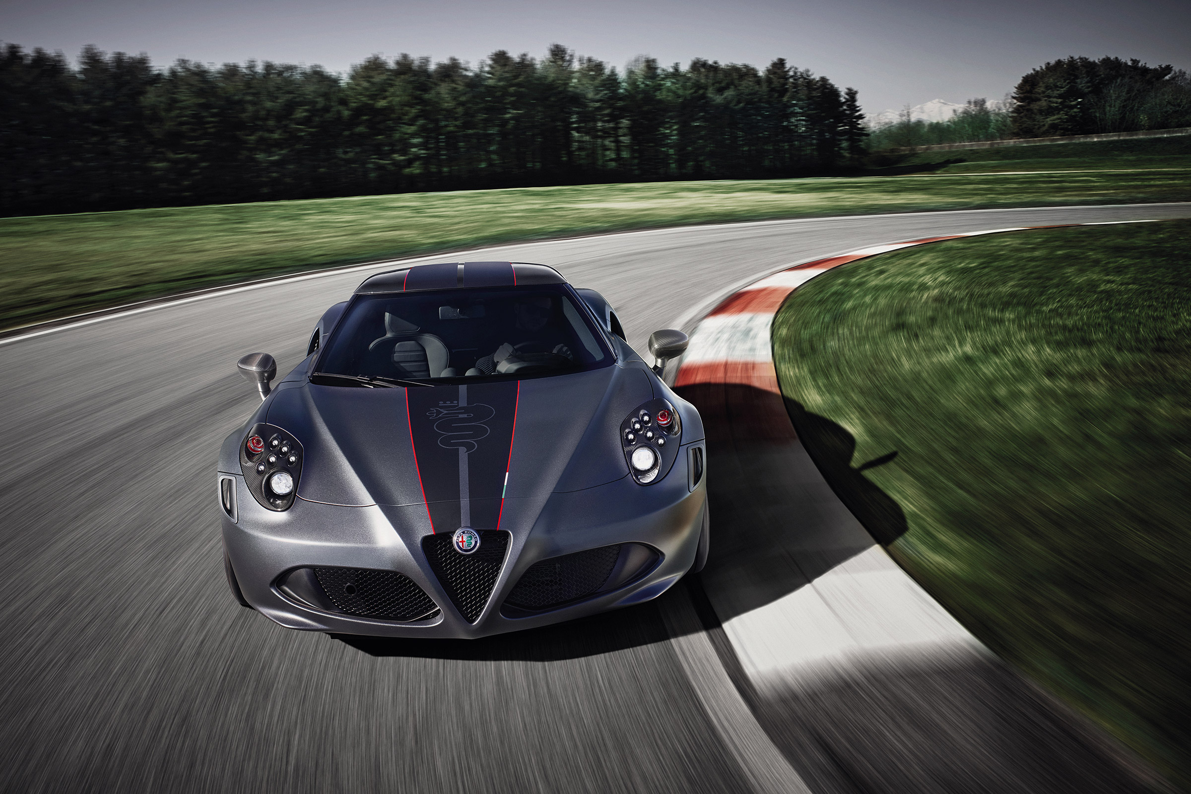 Alfa Romeo 4C - front