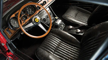 Ferrari 330 GTC – interior