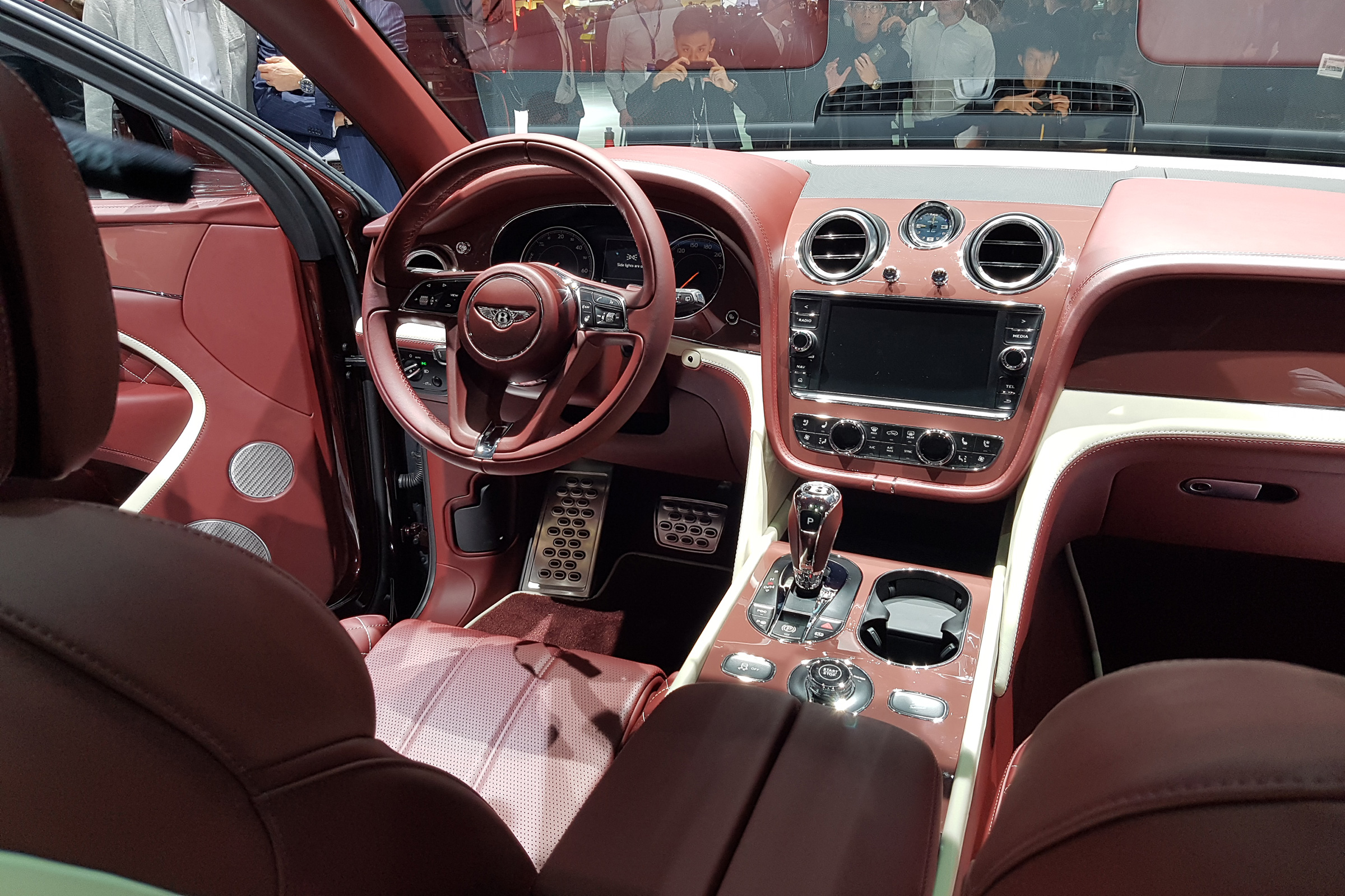 Bentley Bentayga PHEV – interior