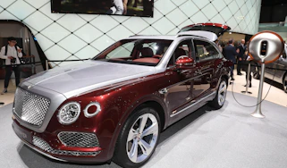 Bentley Bentayga V8 – front quarter