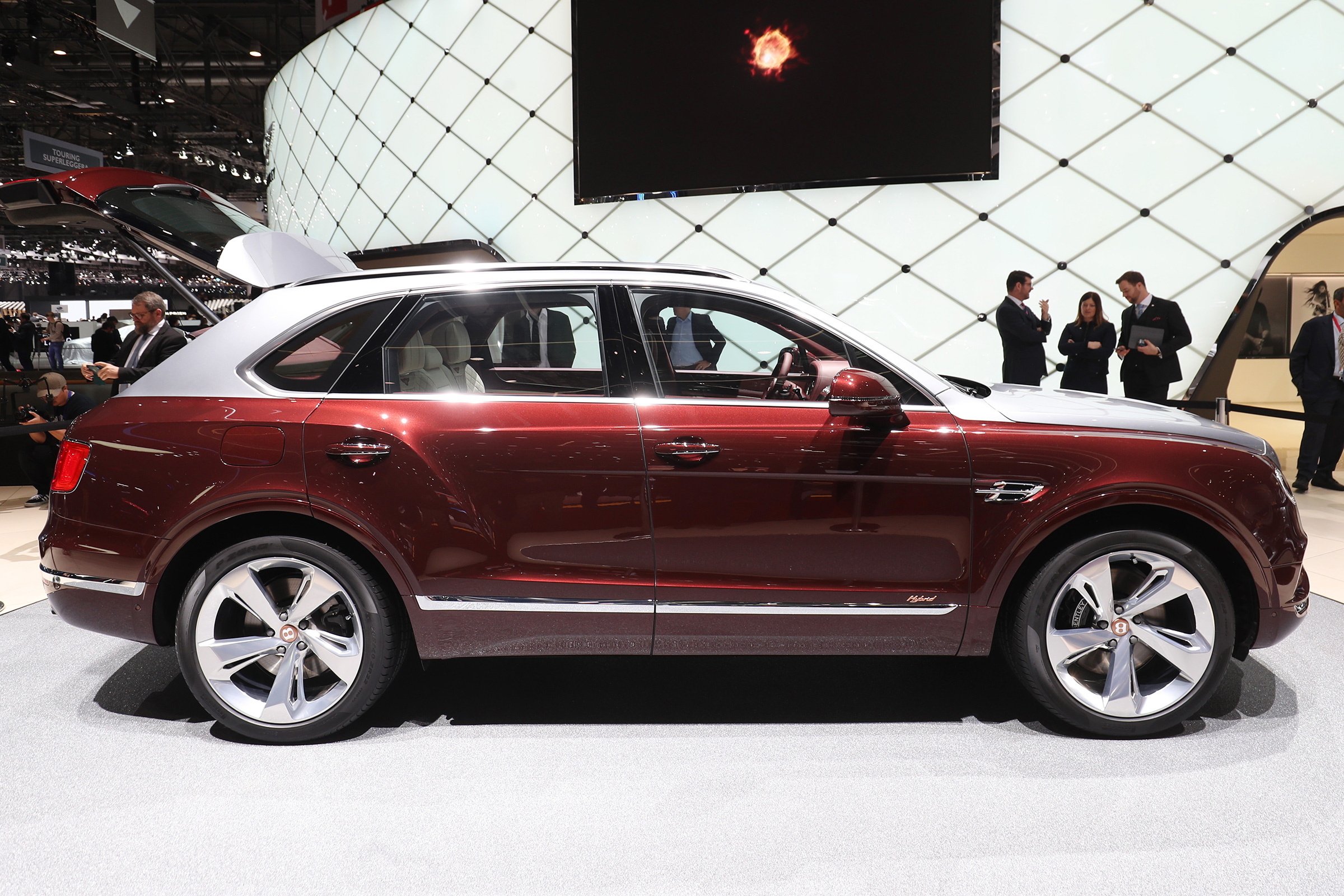 Bentley Bentayga V8 – side