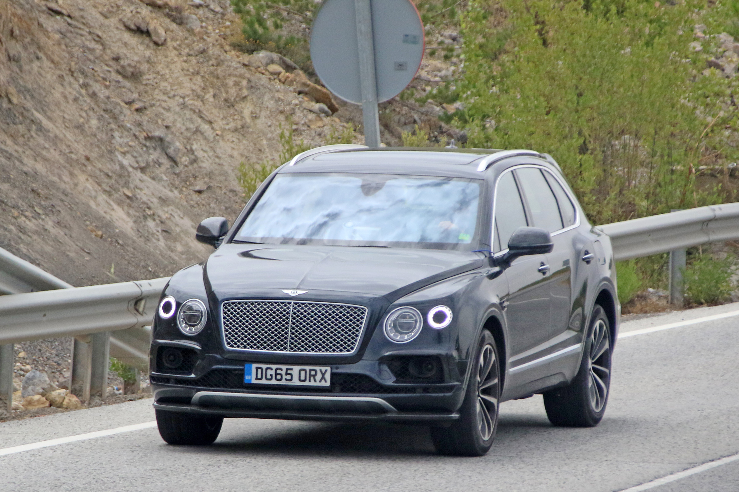 Bentley Bentayga PHEV – front quarter 