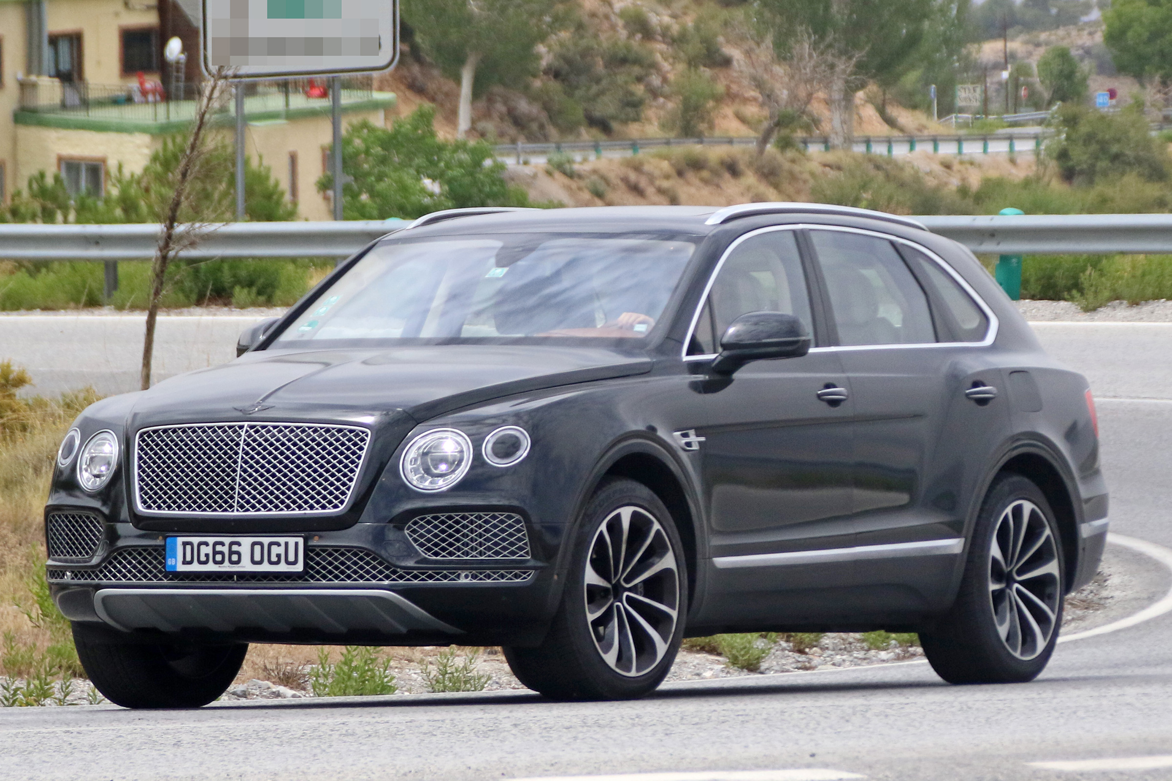 Bentley Bentayga PHEV – front quarter