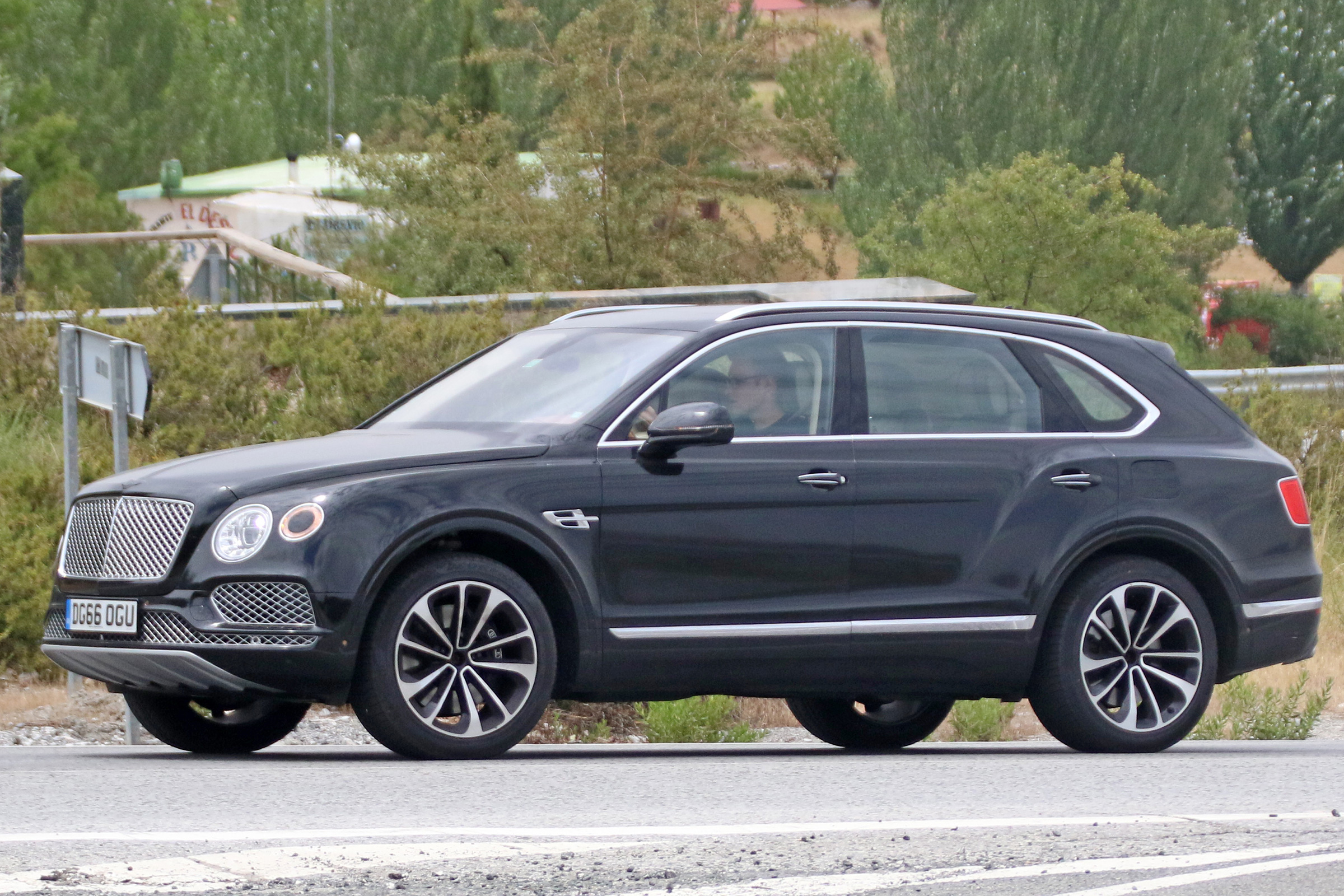 Bentley Bentayga PHEV – side