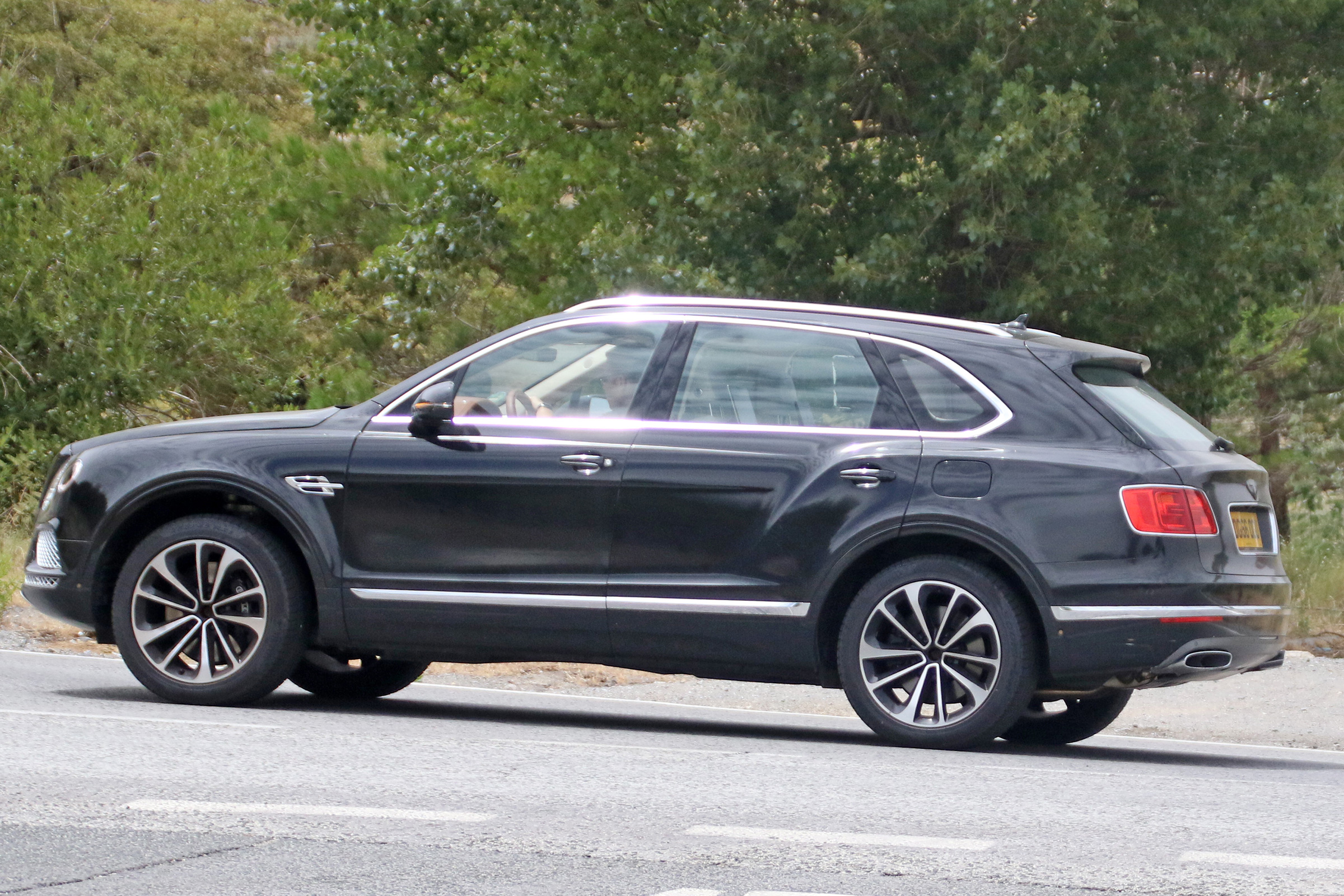 Bentley Bentayga PHEV – side