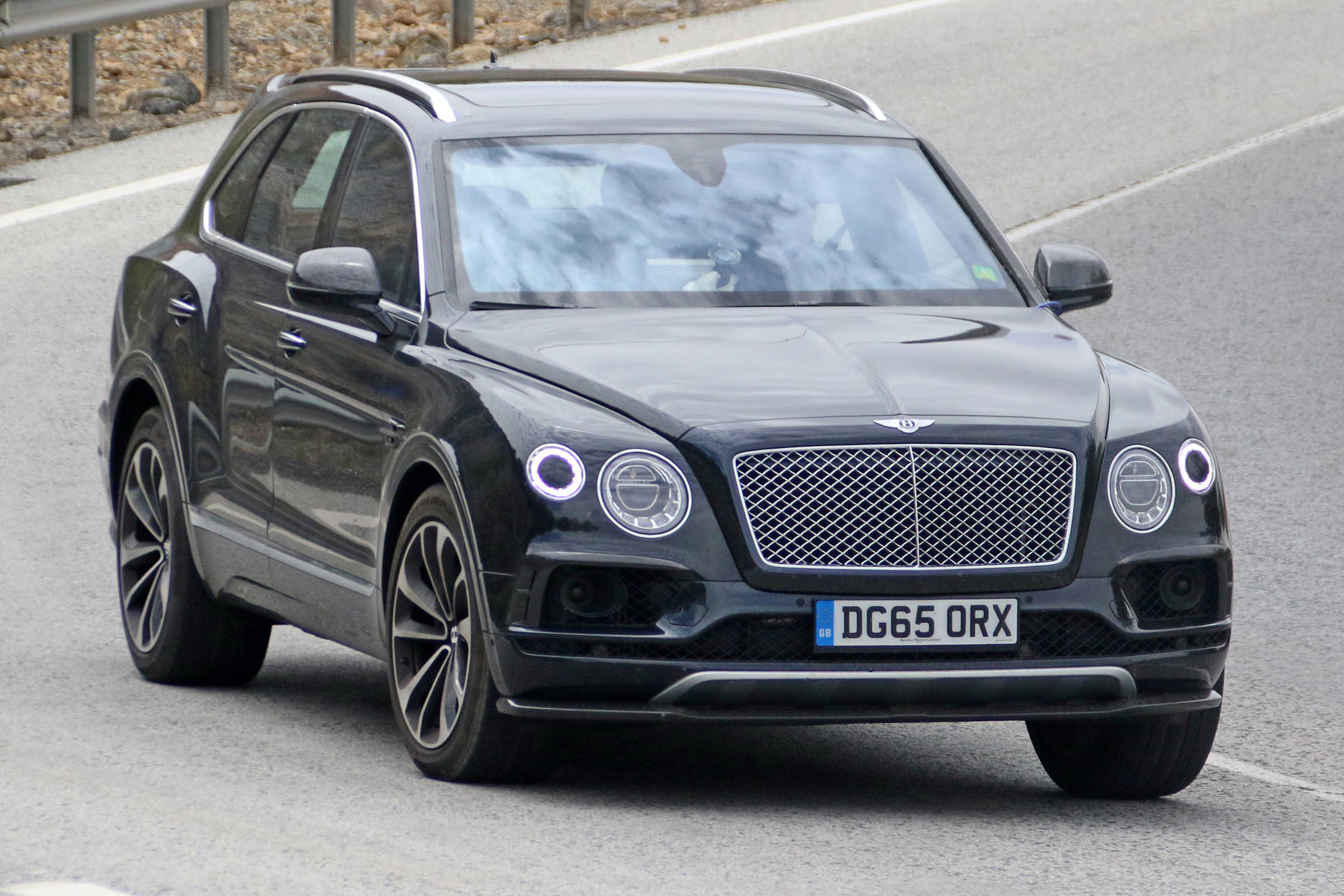 Bentley Bentayga PHEV – front quarter 