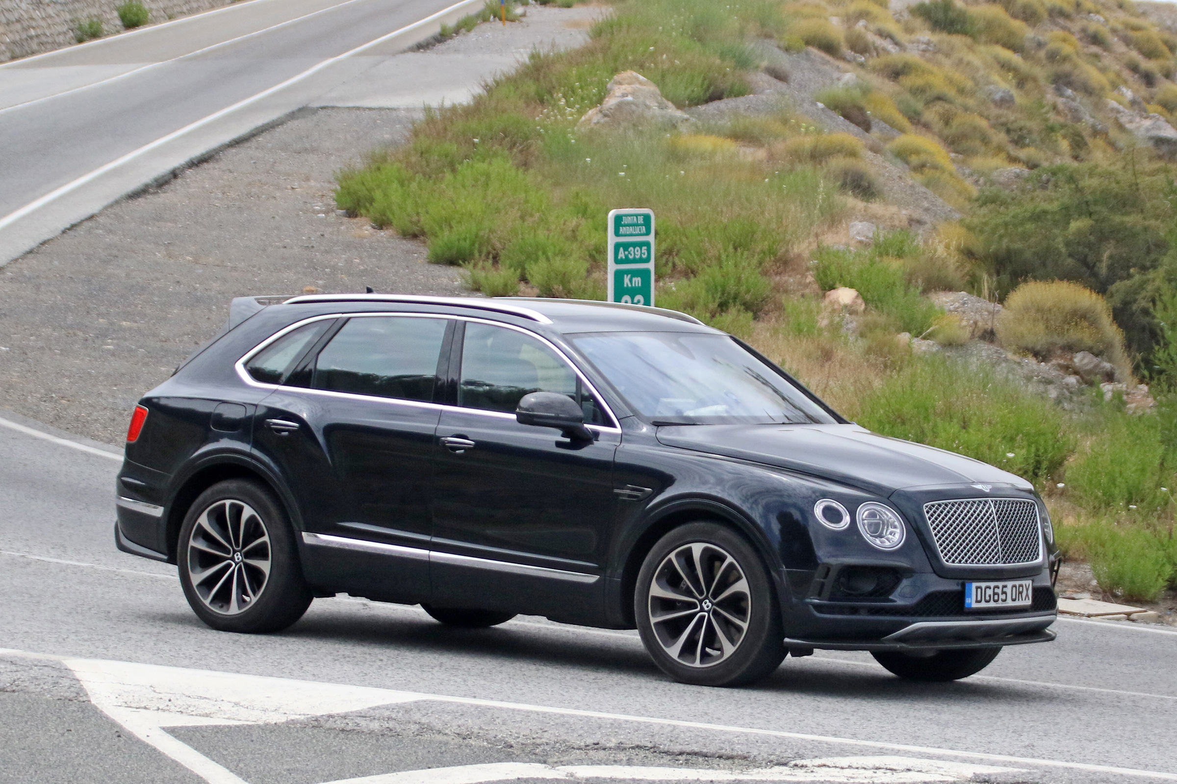 Bentley Bentayga PHEV – side