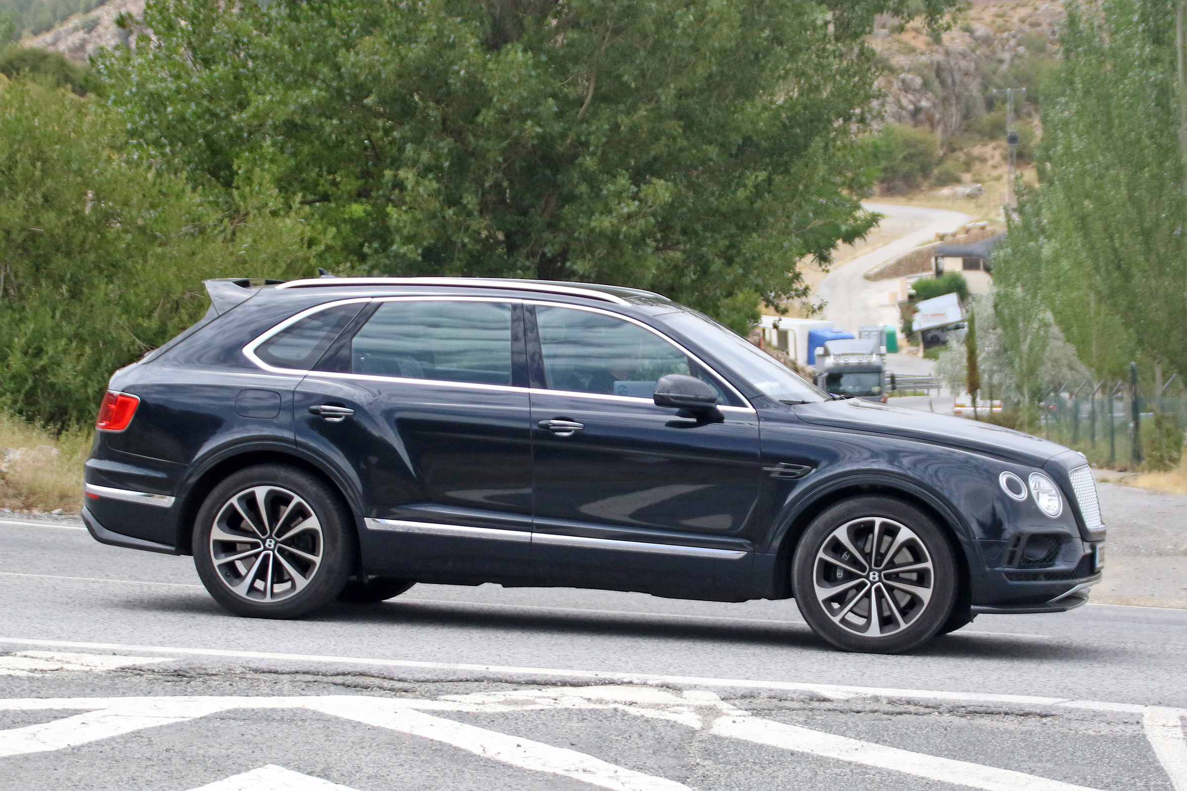 Bentley Bentayga PHEV – side