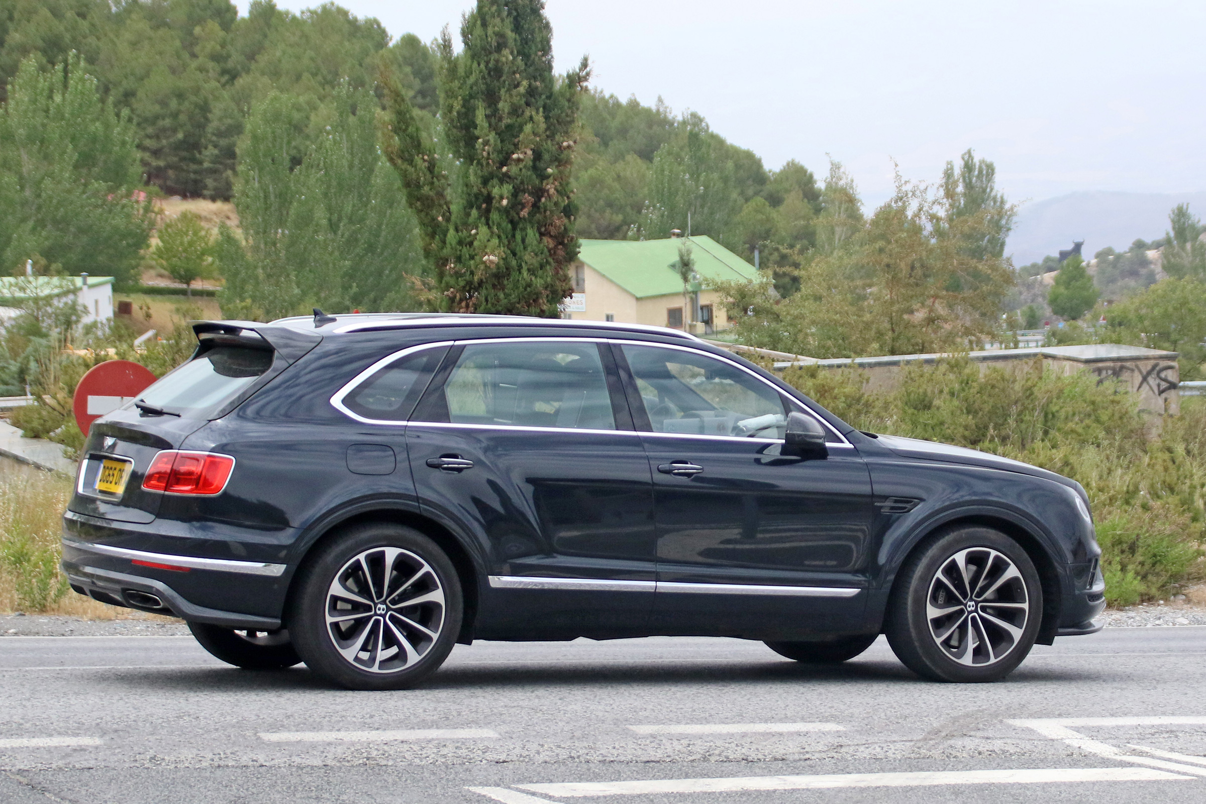 Bentley Bentayga PHEV – side