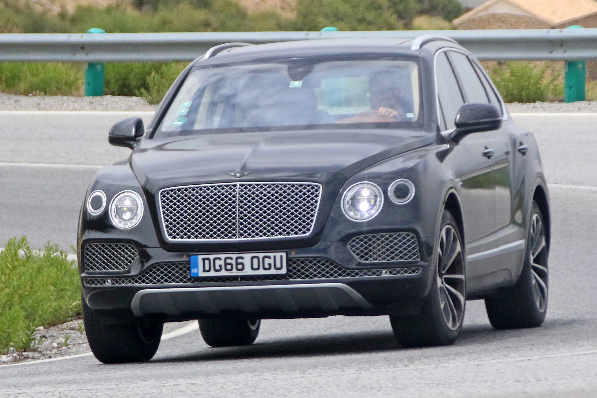 Bentley Bentayga PHEV – front