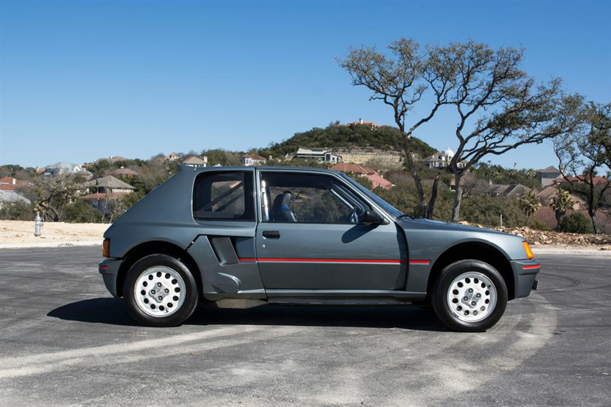 Peugeot 205 T16 PTS Clubman – side