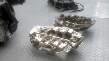 2018 Aston Martin Vantage GTE – brake caliper comparison