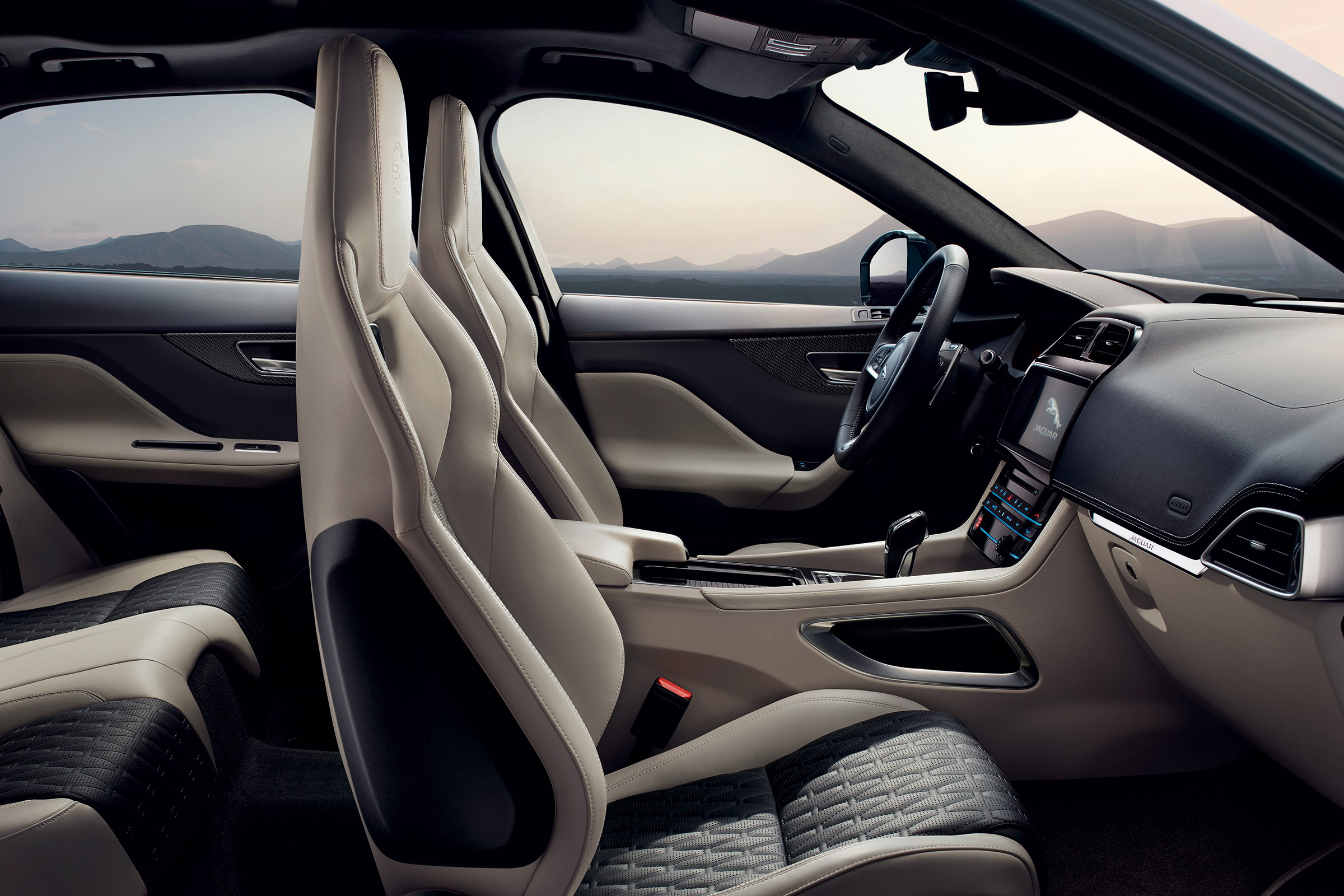 Jaguar F-Pace SVR - interior