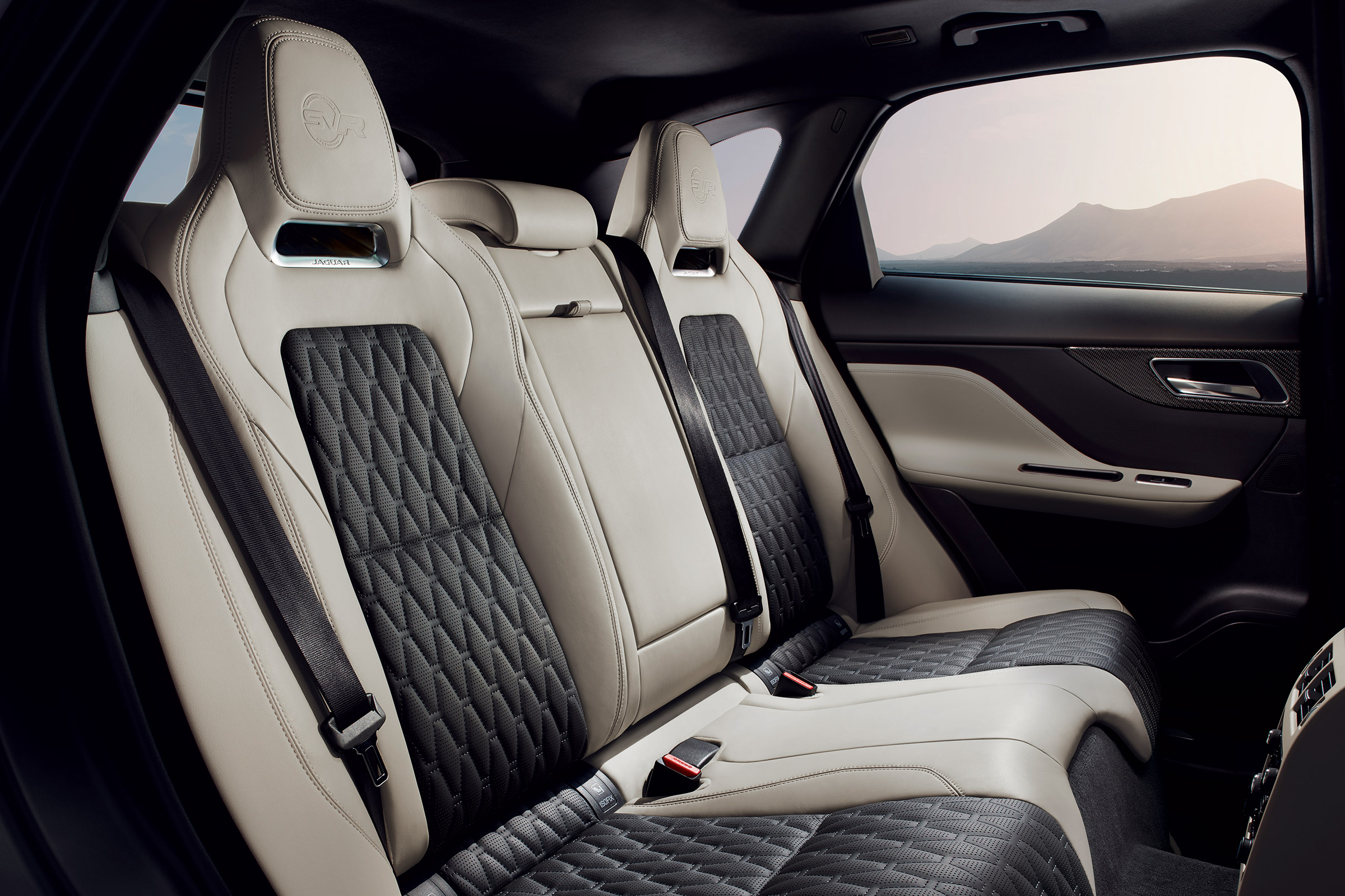 Jaguar F-Pace SVR - rear bench