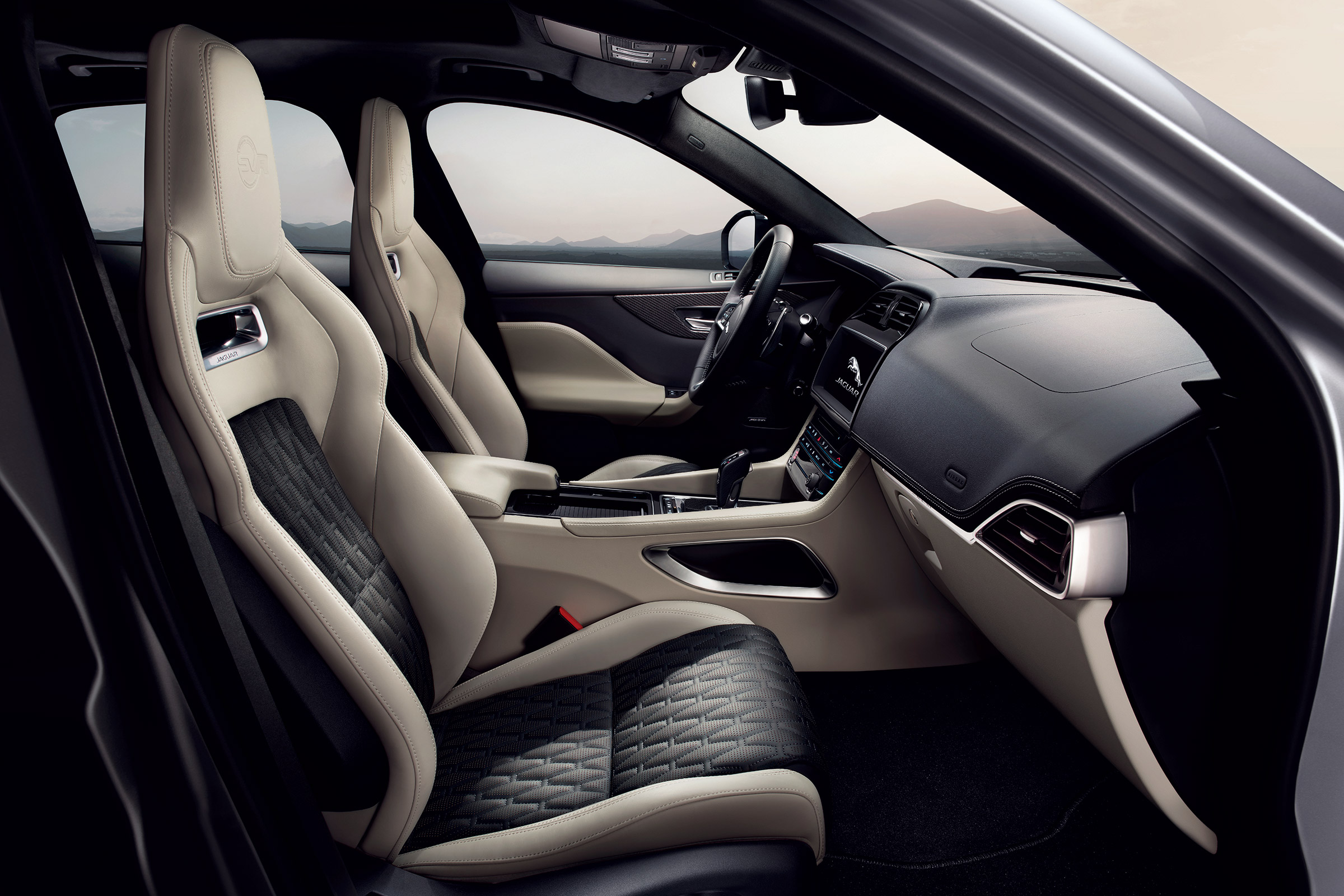 Jaguar F-Pace SVR - interior