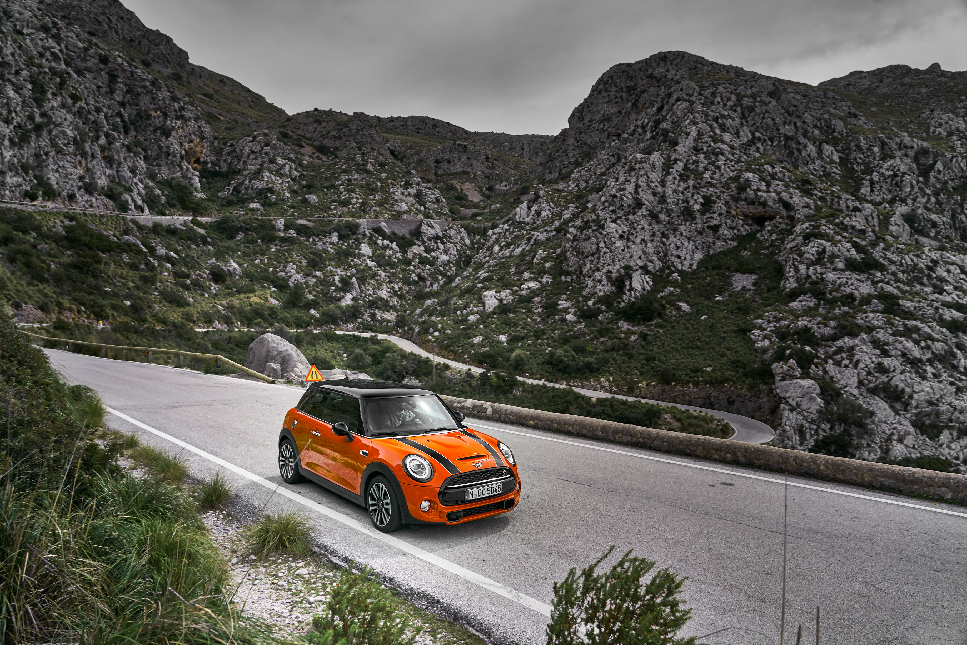 2018 Mini Cooper S hatch - front quarter