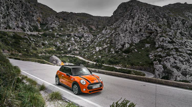 2018 Mini Cooper S hatch - front quarter