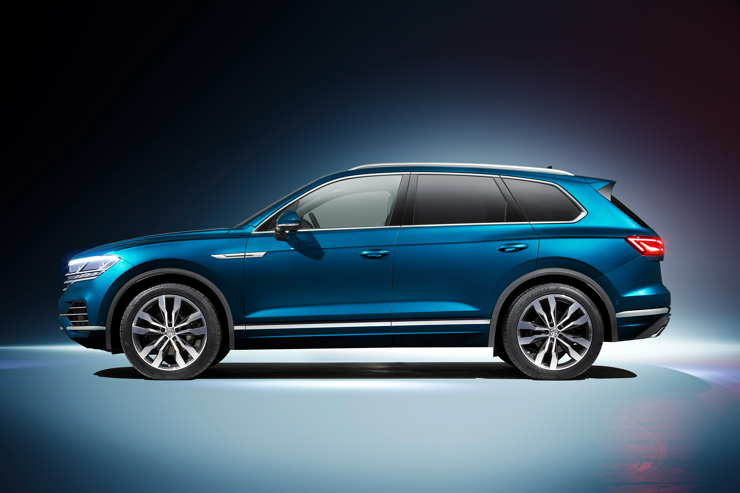 Volkswagen Touareg - side