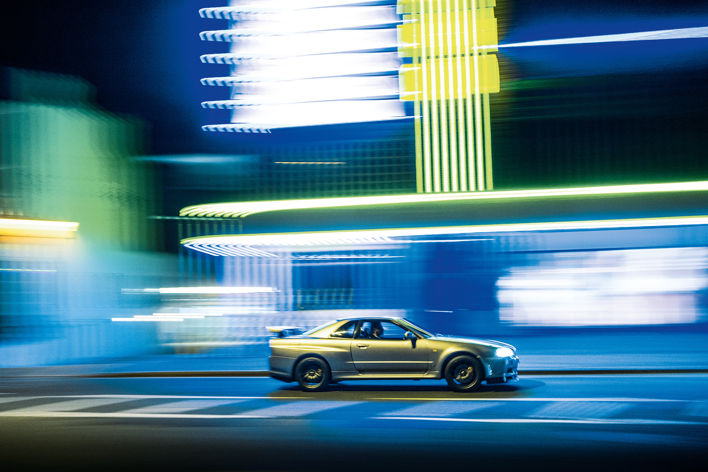 Nissan Skyline GT-R R34 - side