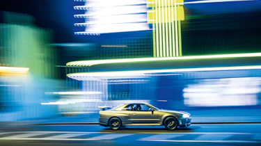 Nissan Skyline GT-R R34 - side