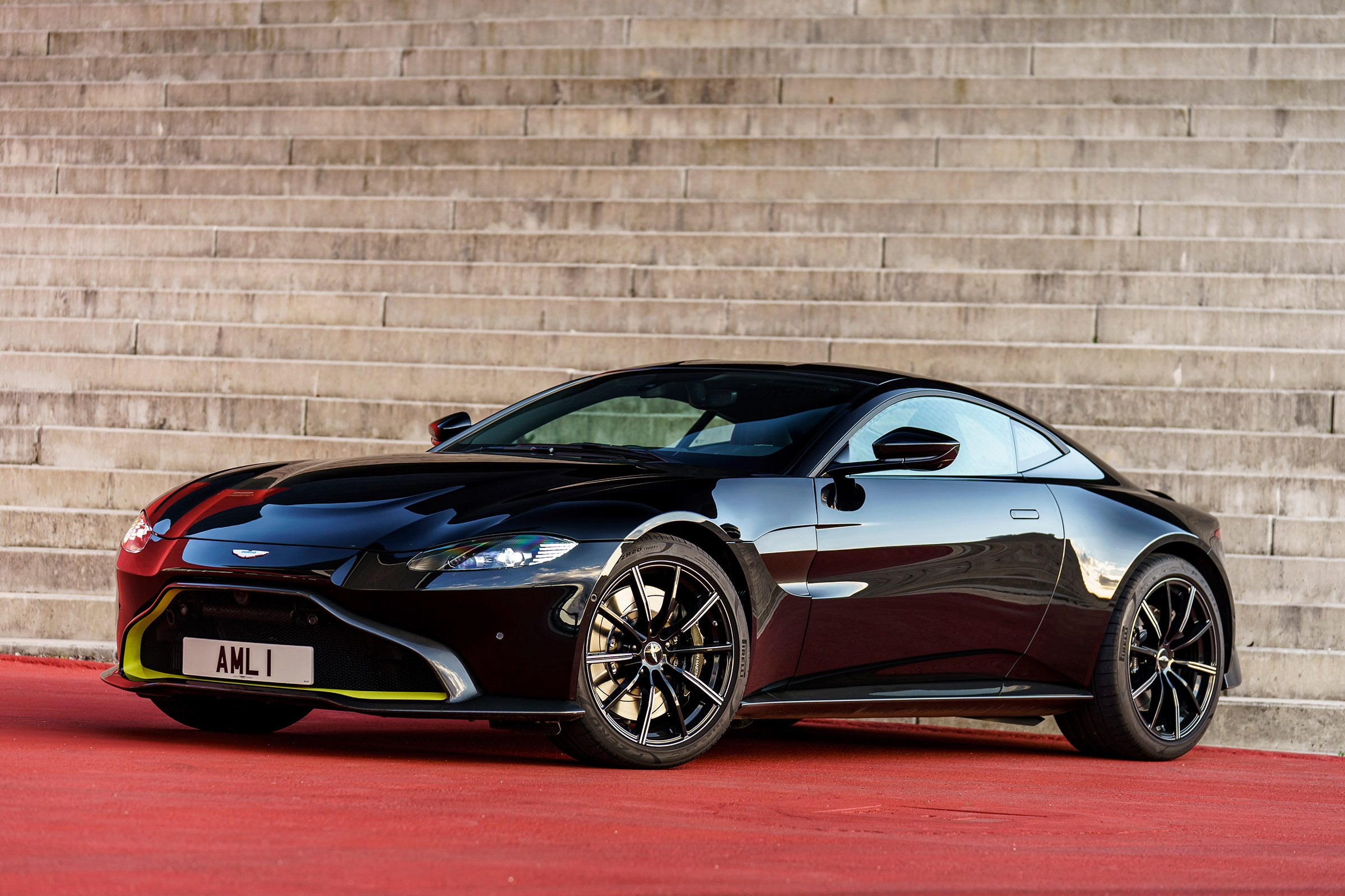 Aston Martin Vantage - black static