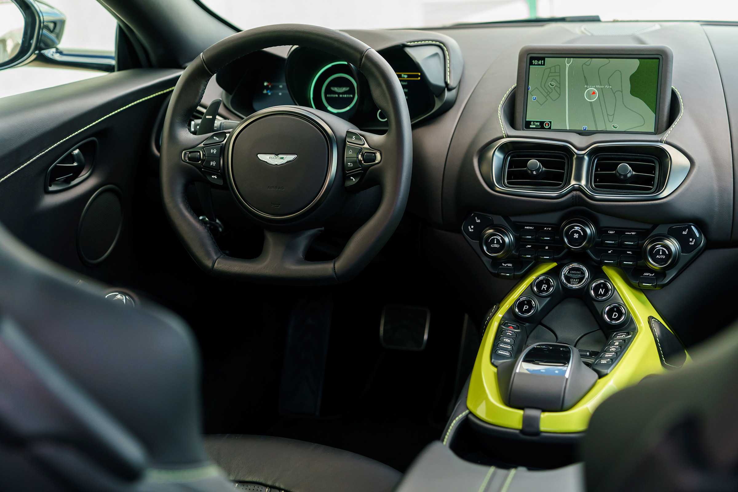 Aston Martin Vantage - black dash