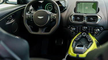 Aston Martin Vantage - black dash
