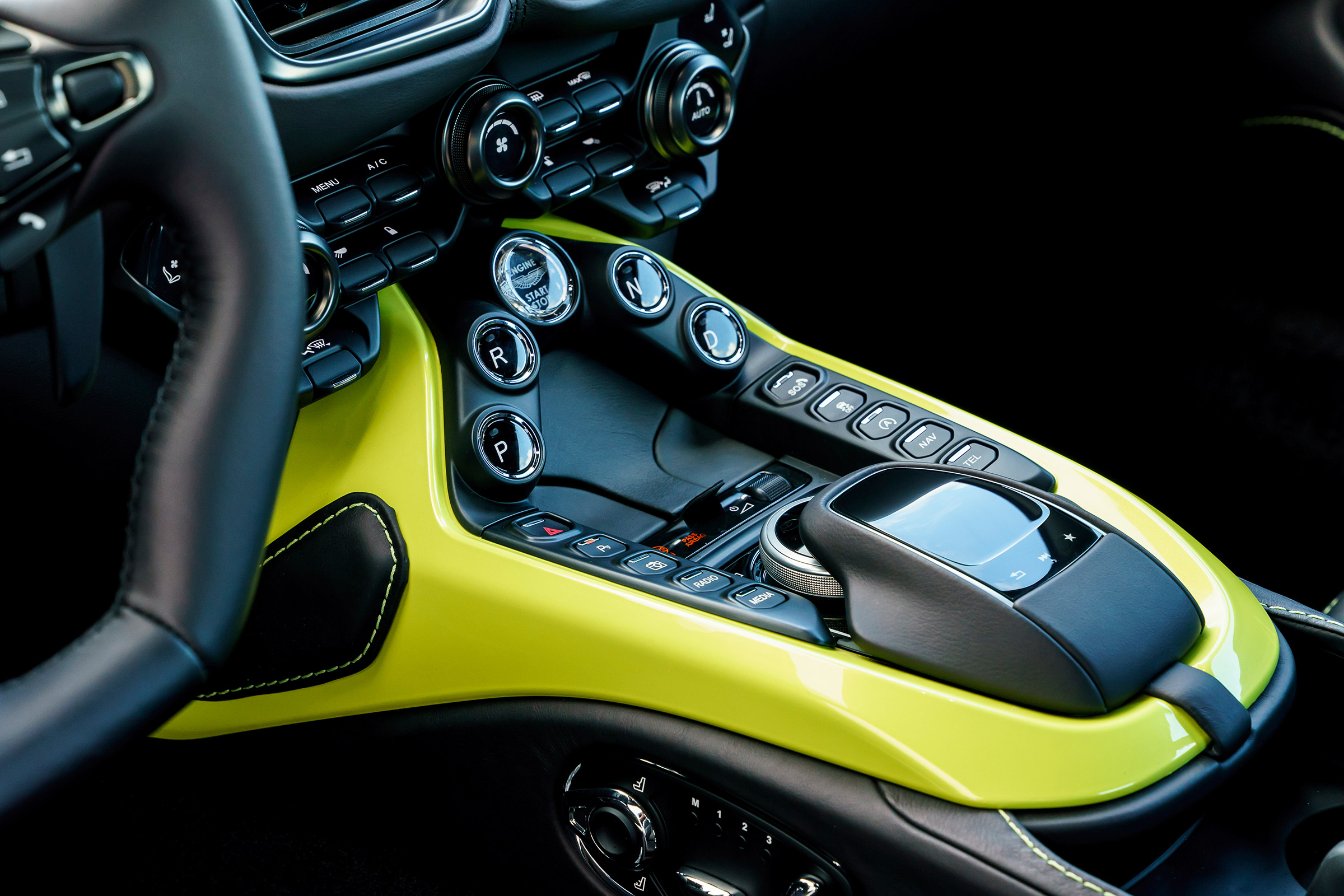 Aston Martin Vantage - black console