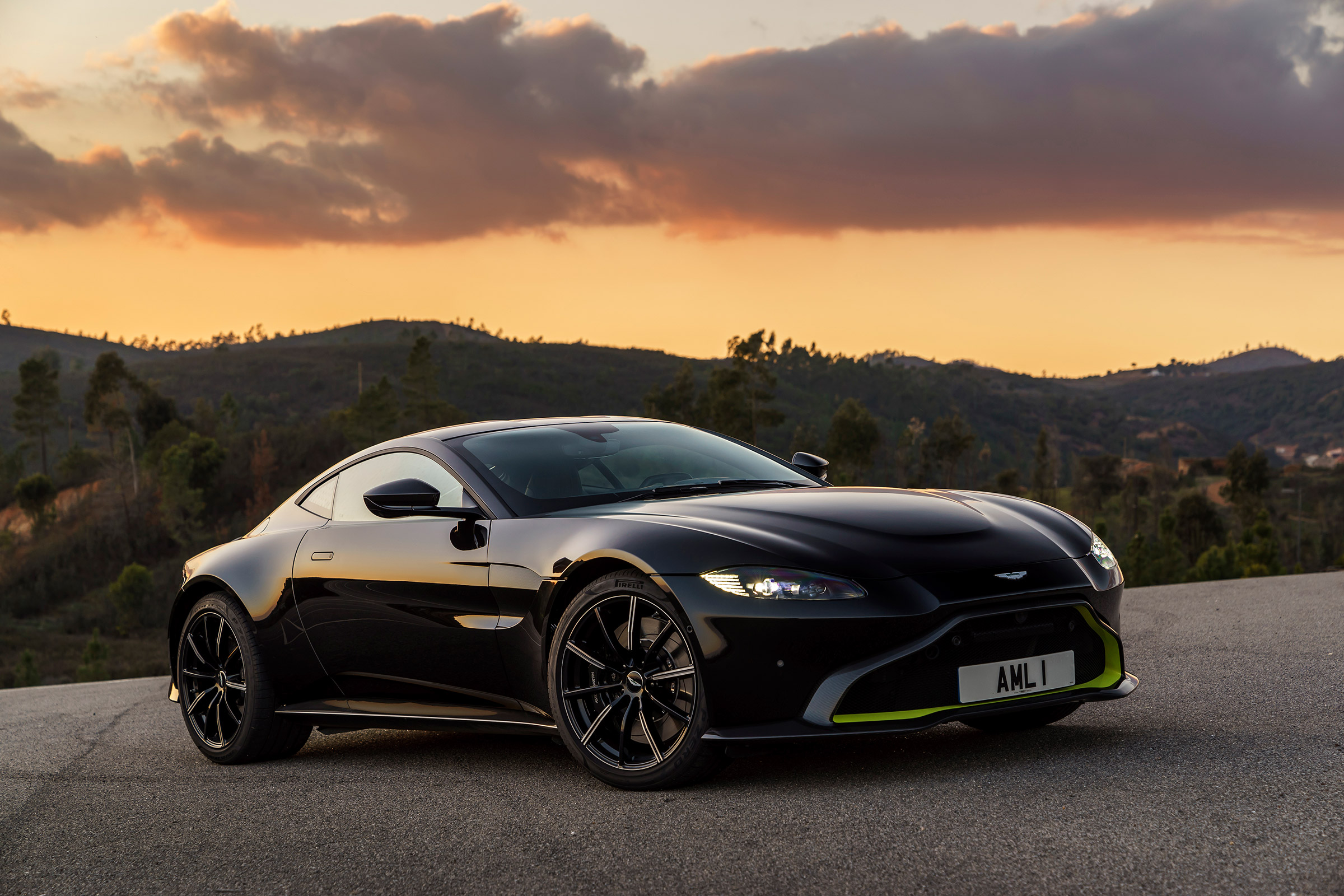 Aston Martin Vantage - black front static